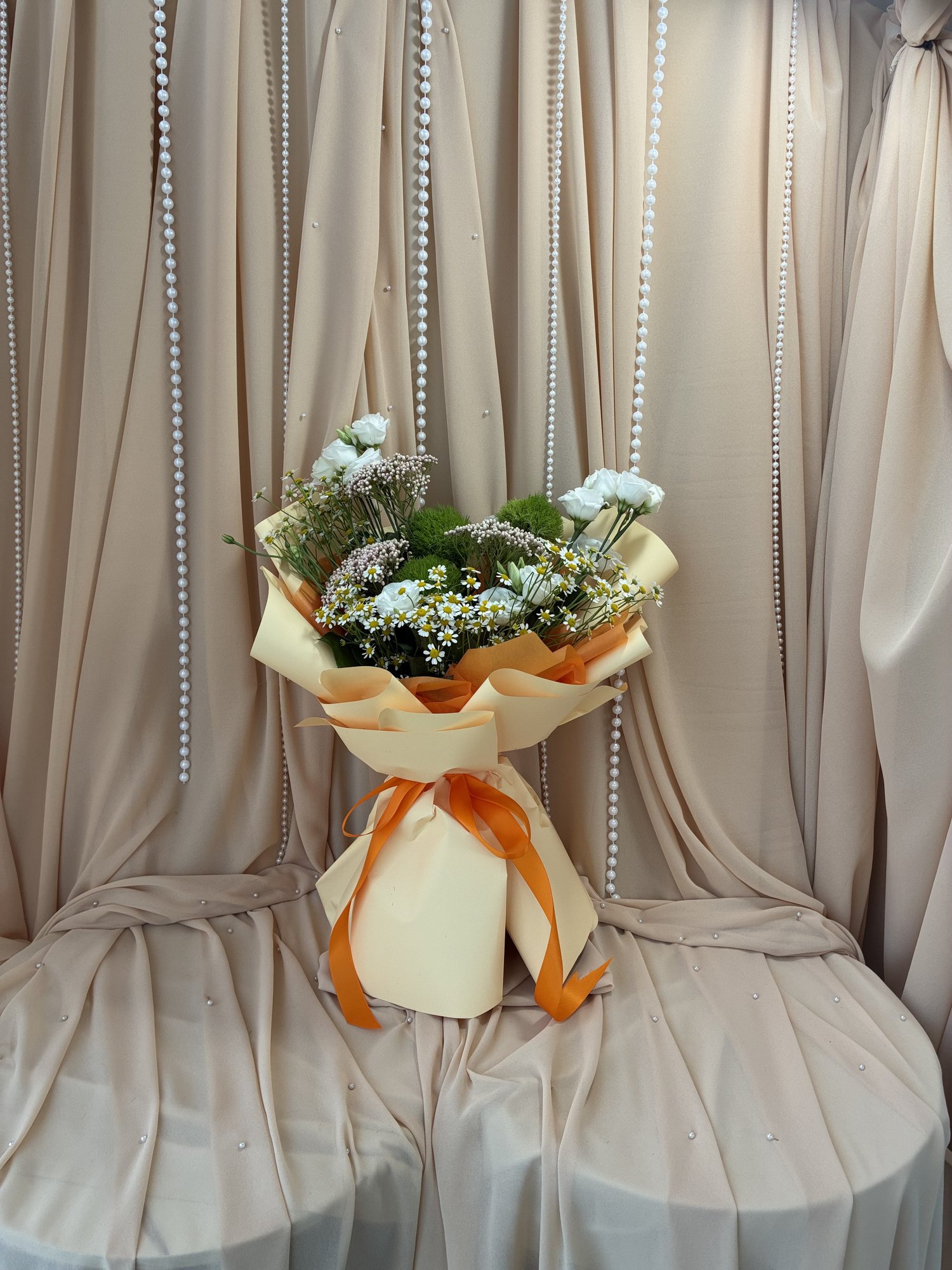 Wild Meadow Couture – Buchet premium cu garoafe verzi, Eustoma și mușețel