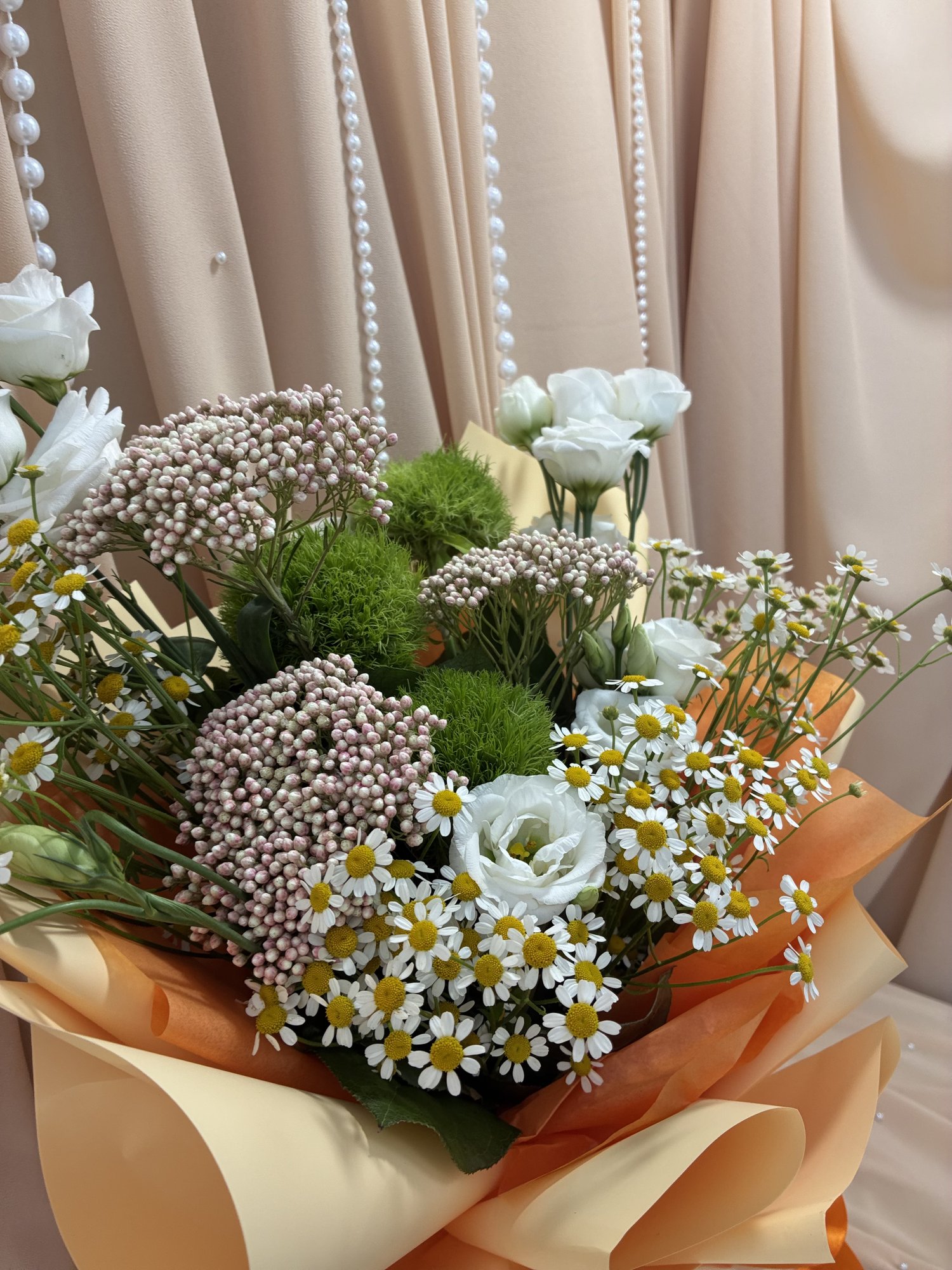 Wild Meadow Couture – Buchet premium cu garoafe verzi, Eustoma și mușețel - Imagine 2