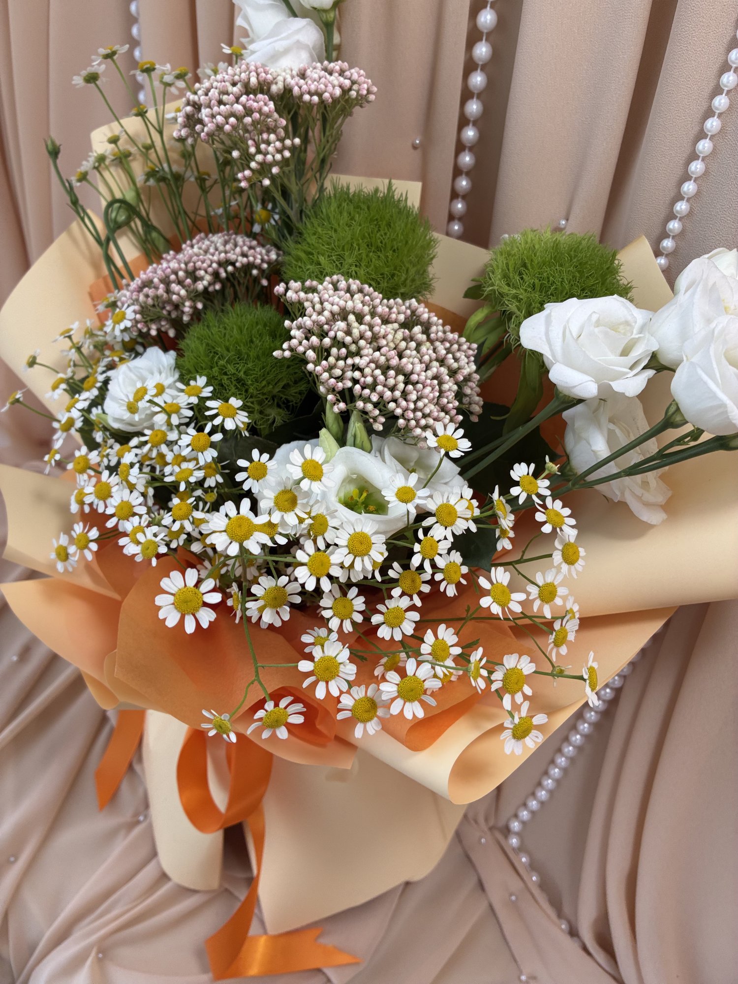 Wild Meadow Couture – Buchet premium cu garoafe verzi, Eustoma și mușețel - Imagine 3