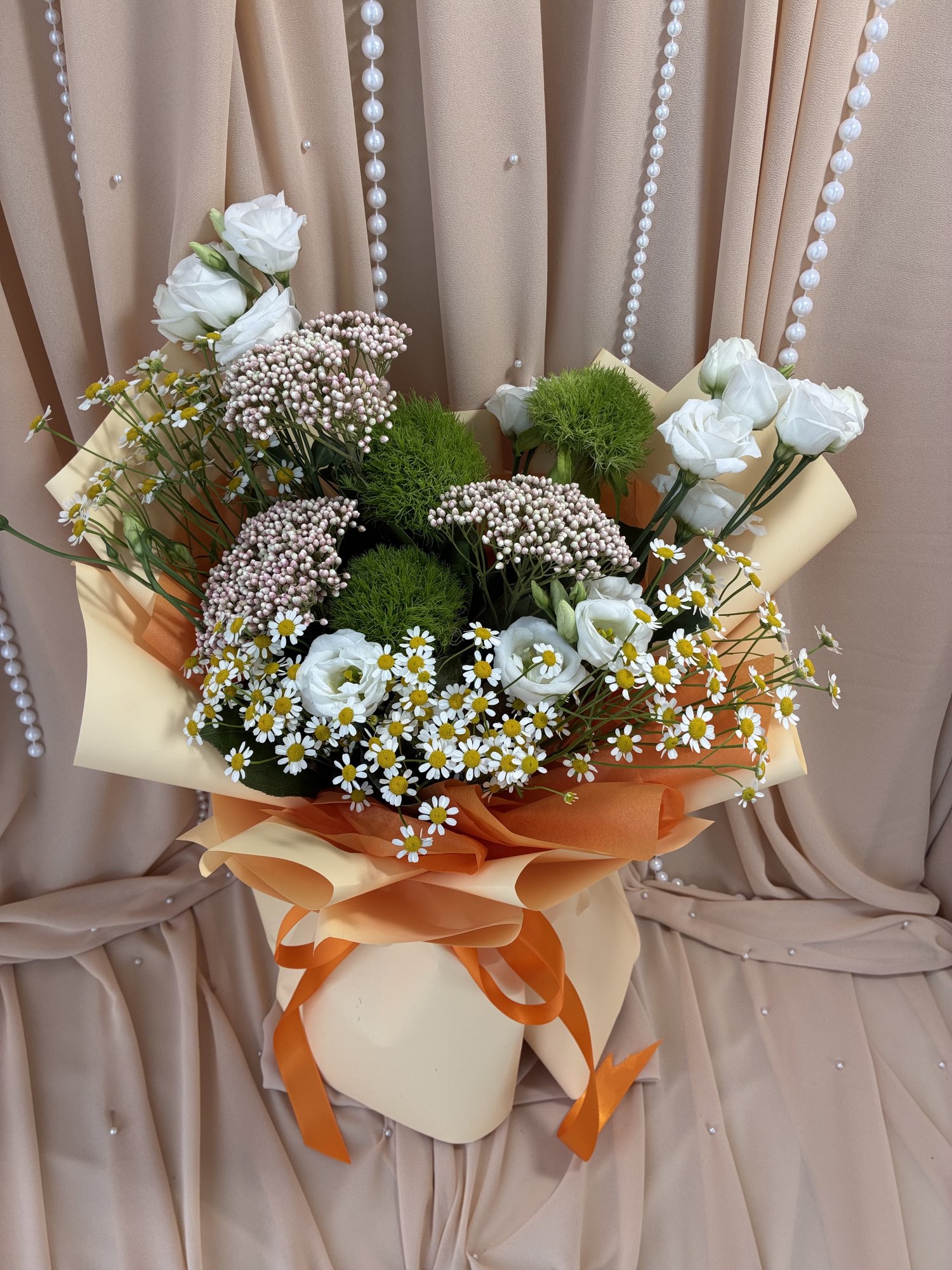 Wild Meadow Couture – Buchet premium cu garoafe verzi, Eustoma și mușețel - Imagine 4