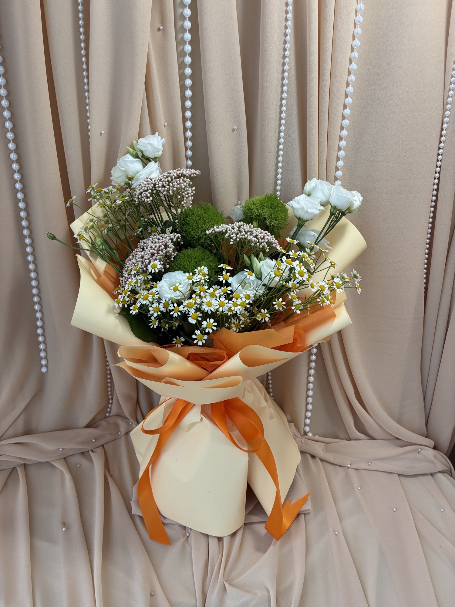 Wild Meadow Couture – Buchet premium cu garoafe verzi, Eustoma și mușețel - Imagine 5