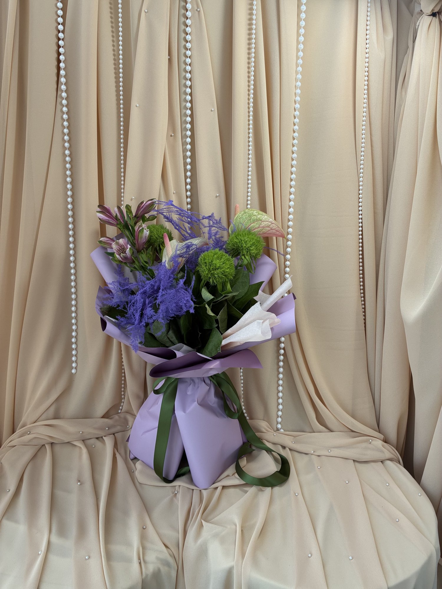 Violet Essence Couture – Buchet premium cu Anthurium roz, Alstroemeria și Asparagus mov