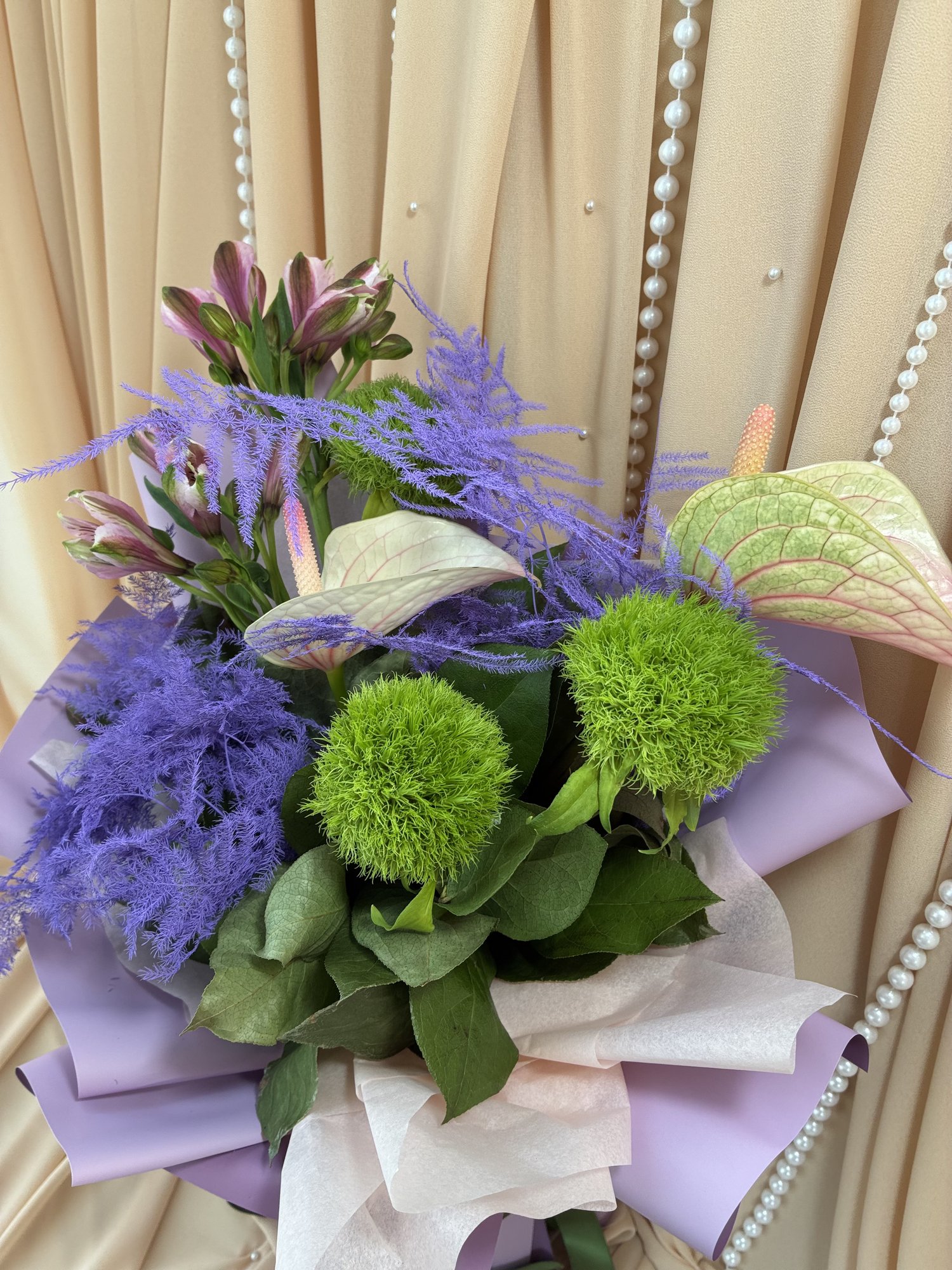 Violet Essence Couture – Buchet premium cu Anthurium roz, Alstroemeria și Asparagus mov - Imagine 2