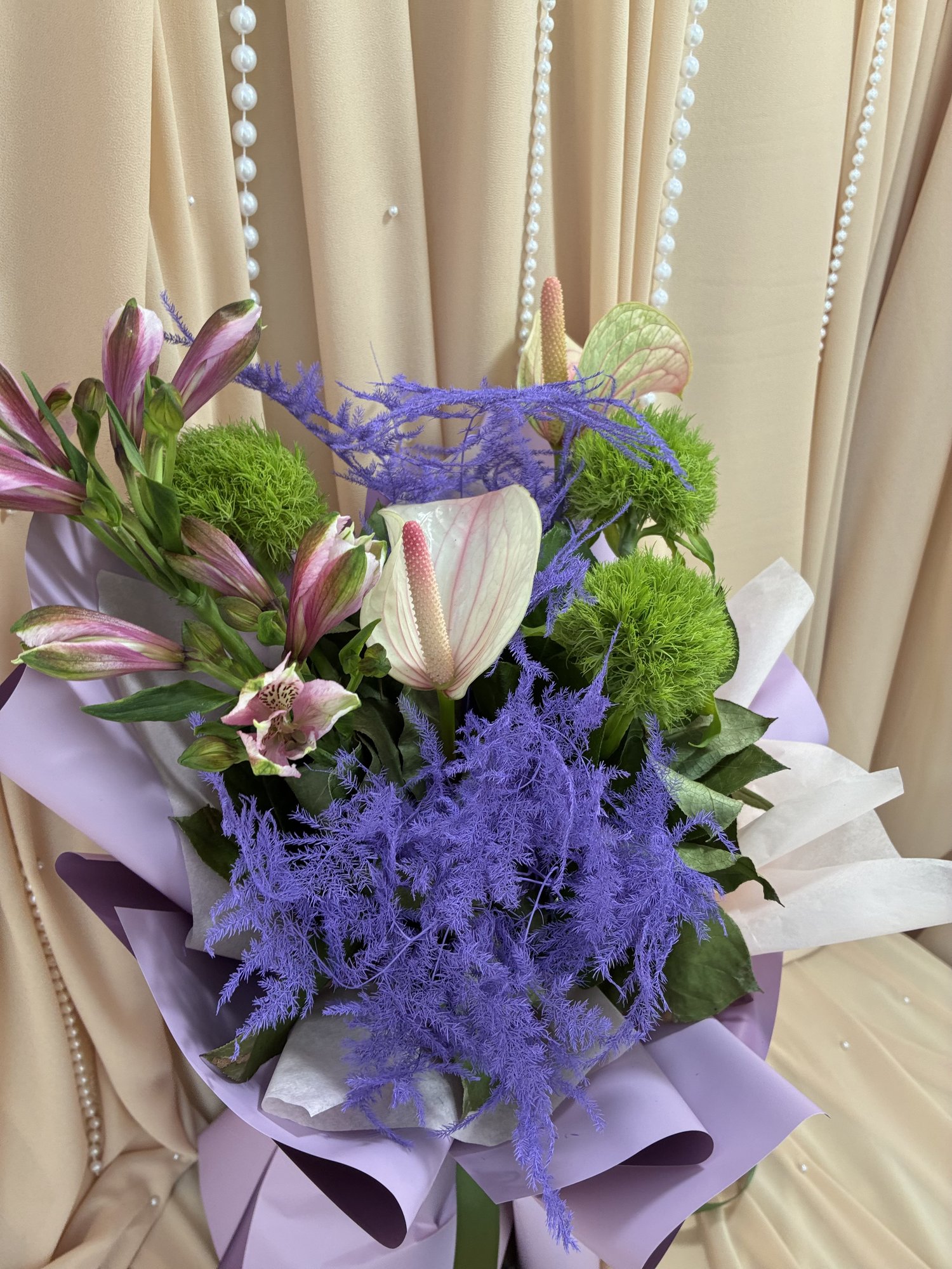 Violet Essence Couture – Buchet premium cu Anthurium roz, Alstroemeria și Asparagus mov - Imagine 3
