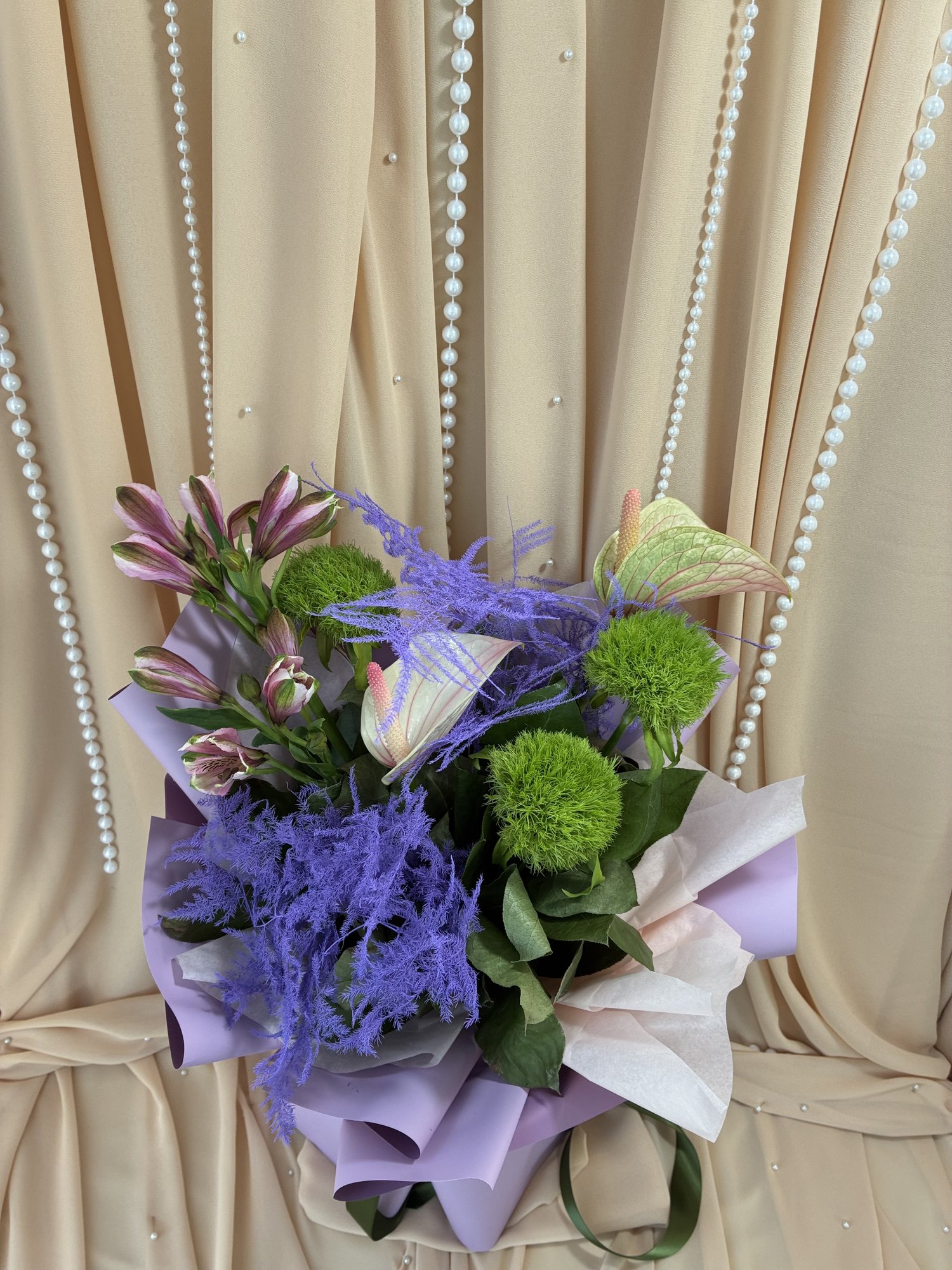 Violet Essence Couture – Buchet premium cu Anthurium roz, Alstroemeria și Asparagus mov - Imagine 4