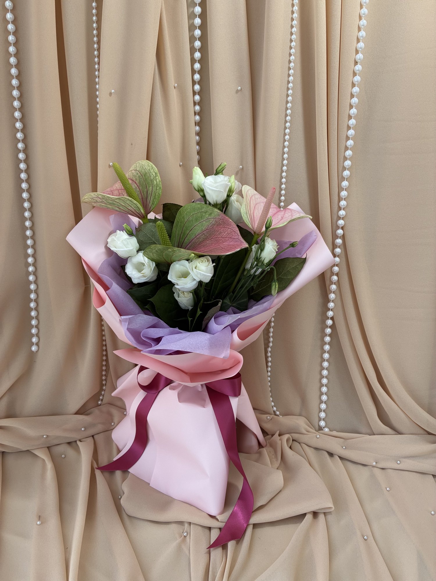 Blush Whisper Couture – Buchet premium cu Anthurium roz și Eustoma albă