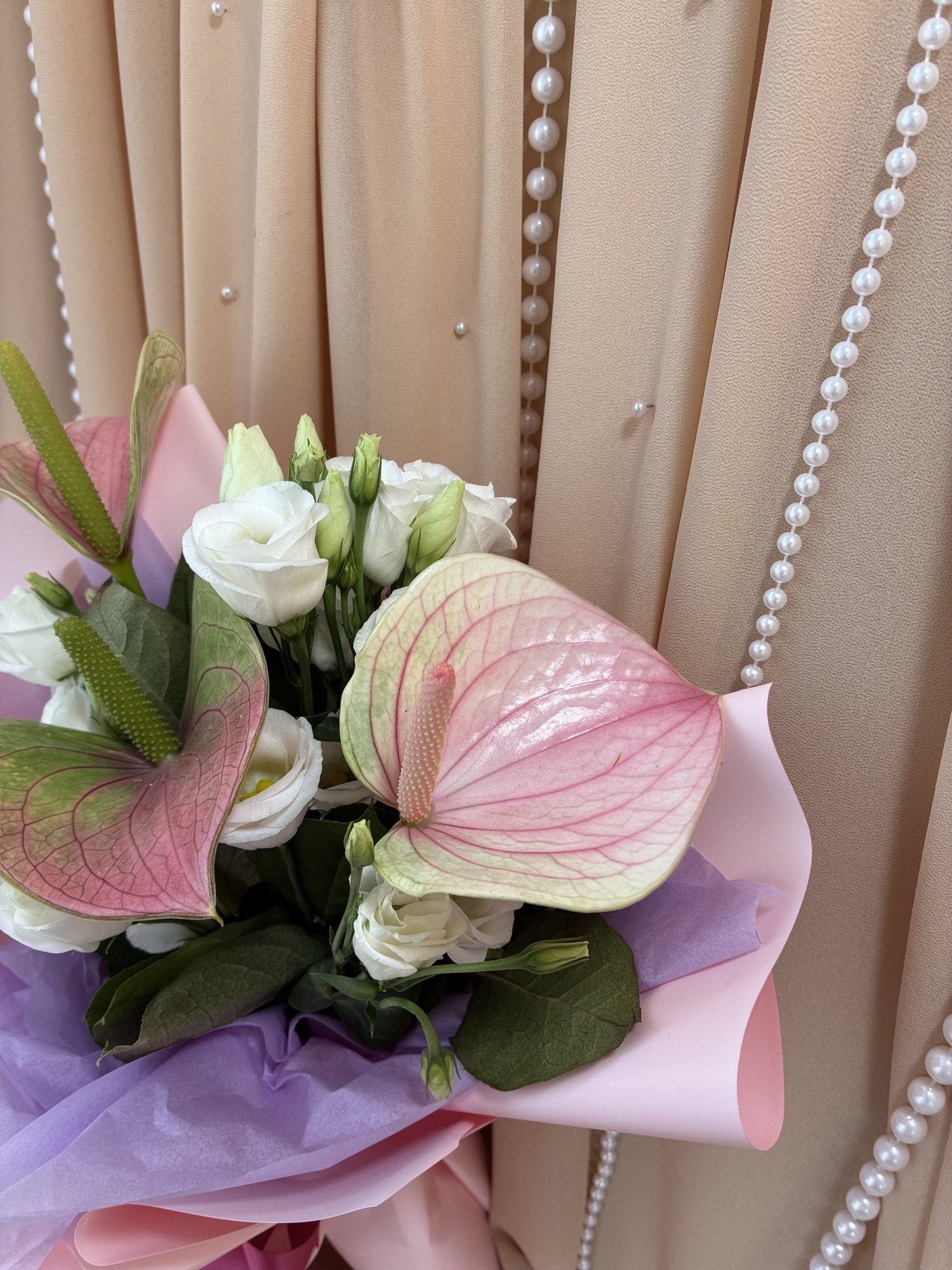 Blush Whisper Couture – Buchet premium cu Anthurium roz și Eustoma albă - Imagine 2