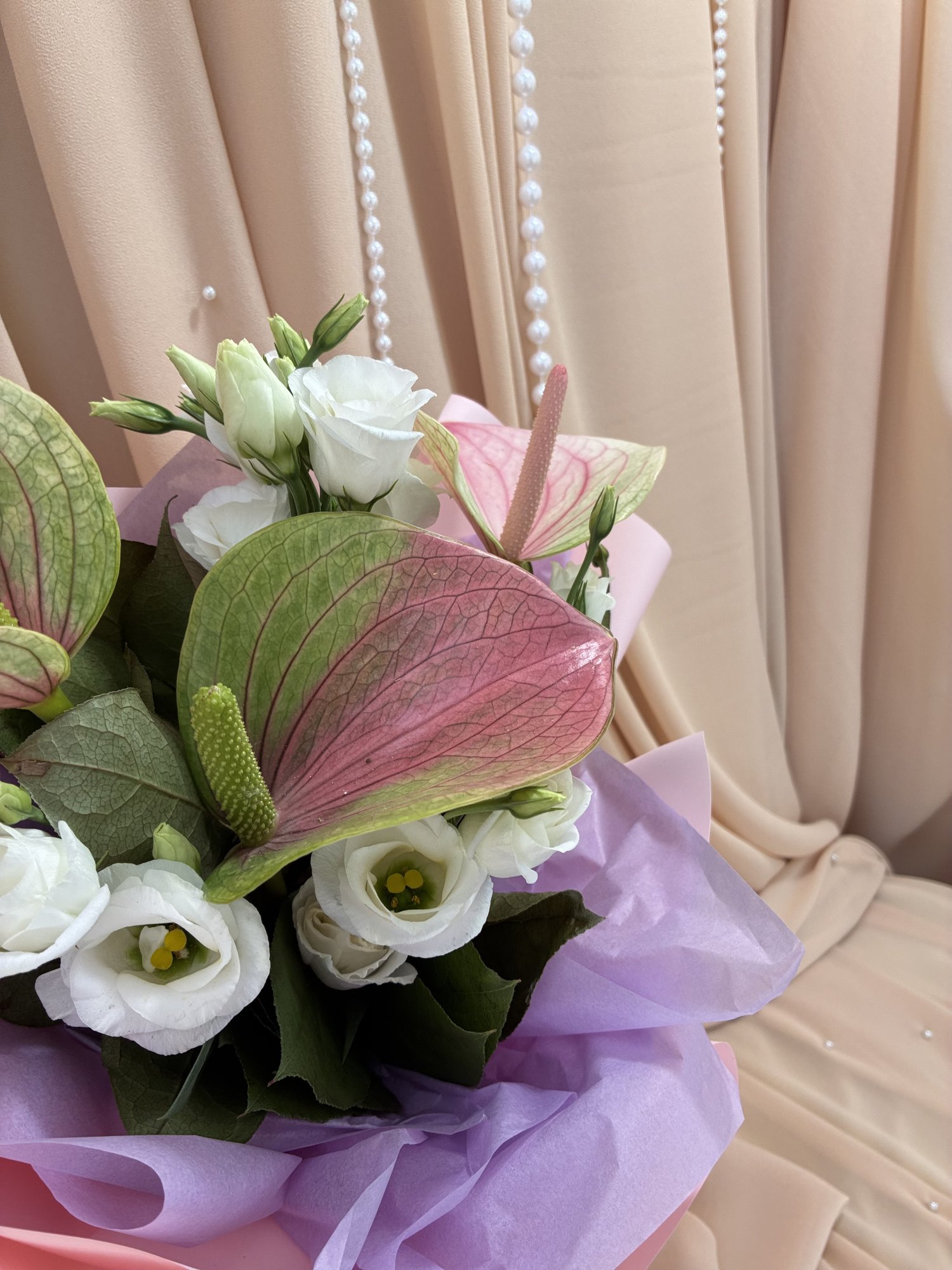 Blush Whisper Couture – Buchet premium cu Anthurium roz și Eustoma albă - Imagine 3