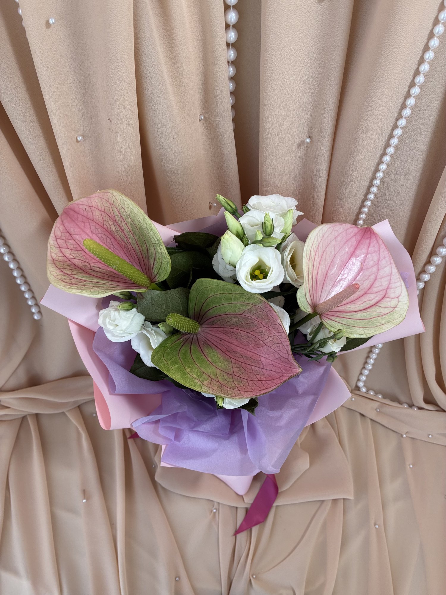 Blush Whisper Couture – Buchet premium cu Anthurium roz și Eustoma albă - Imagine 4