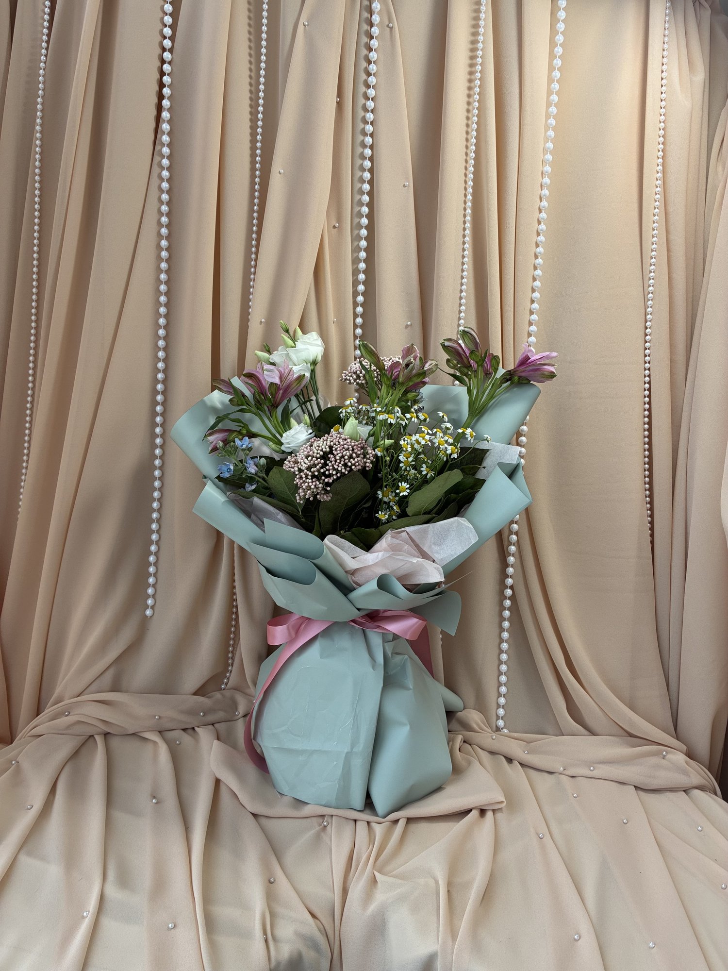 Pastel Meadow Couture – Buchet premium cu Alstroemeria, Eustoma și Oxypetalum