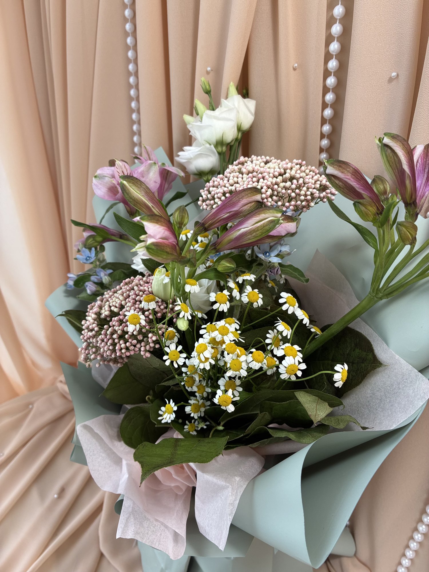 Pastel Meadow Couture – Buchet premium cu Alstroemeria, Eustoma și Oxypetalum - Imagine 2