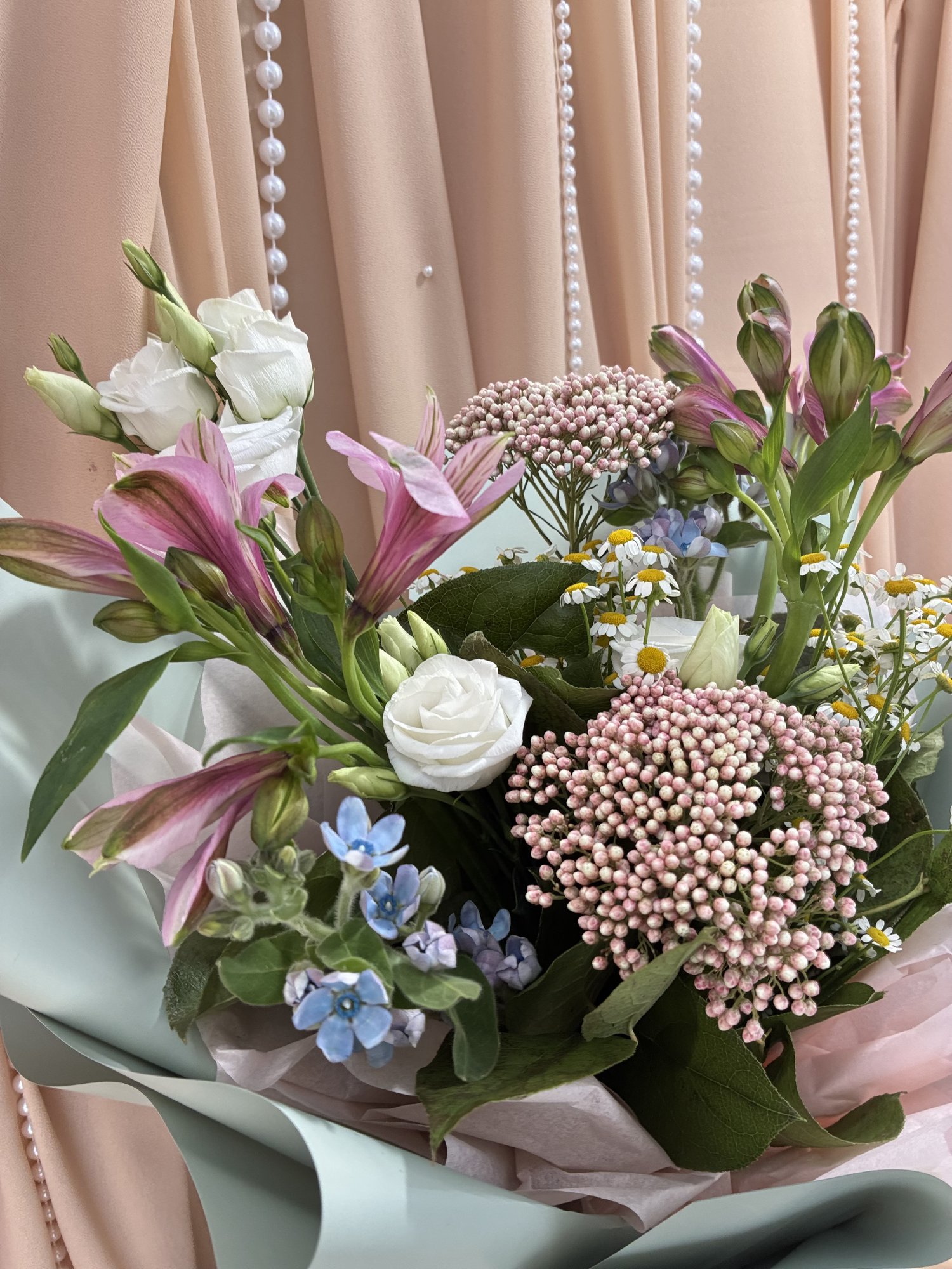 Pastel Meadow Couture – Buchet premium cu Alstroemeria, Eustoma și Oxypetalum - Imagine 3