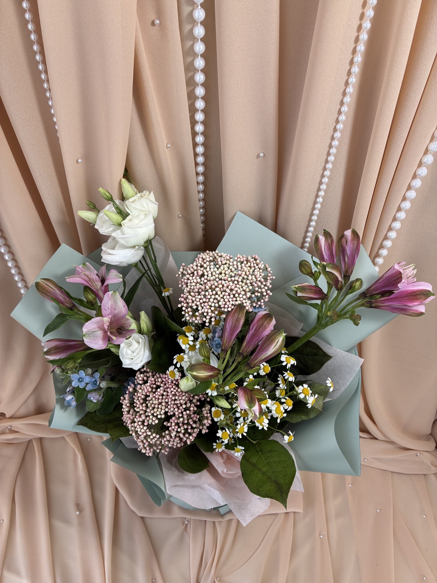 Pastel Meadow Couture – Buchet premium cu Alstroemeria, Eustoma și Oxypetalum - Imagine 4