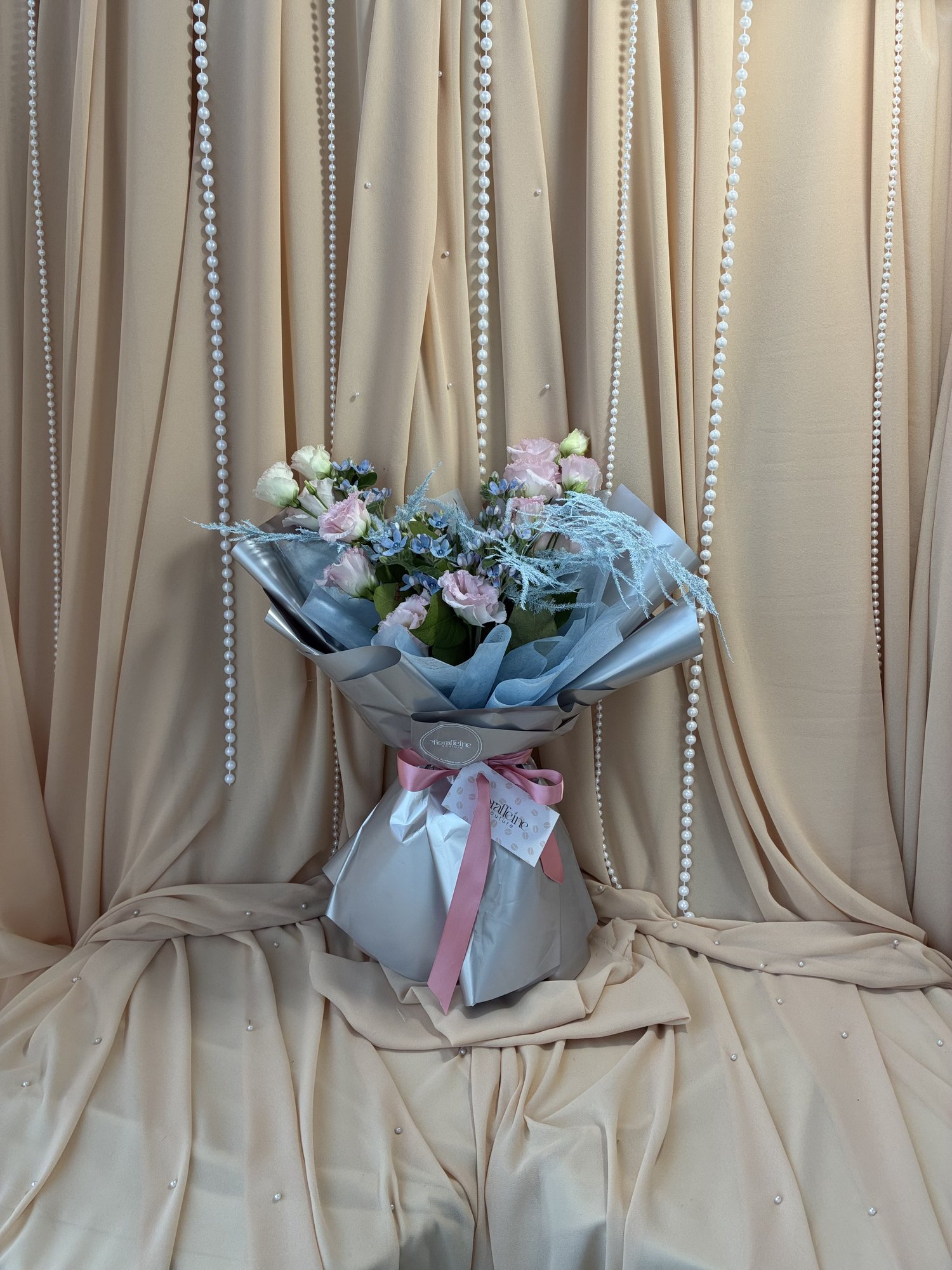 Blue Serenity Couture – Buchet premium cu Eustoma roz și Oxypetalum