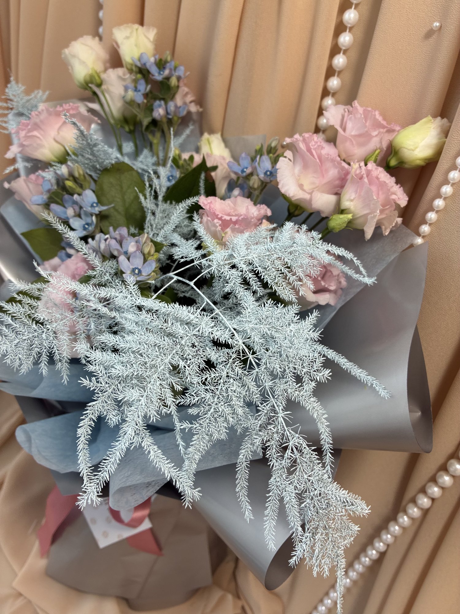 Blue Serenity Couture – Buchet premium cu Eustoma roz și Oxypetalum - Imagine 3