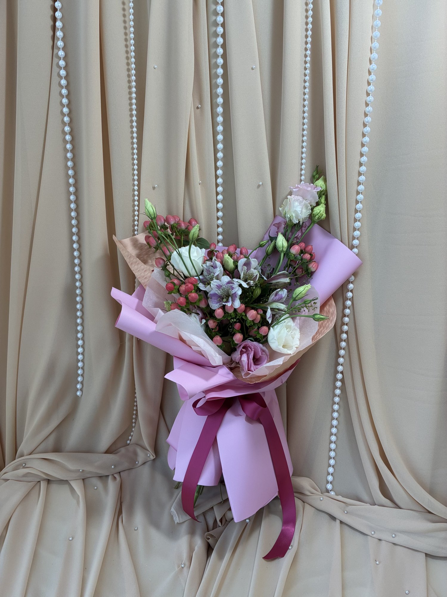 Blush Melody Couture – Buchet premium cu Alstroemeria, Eustoma și Hypericum