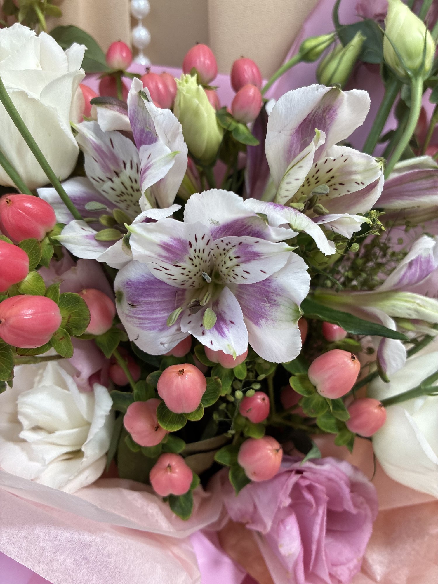 Blush Melody Couture – Buchet premium cu Alstroemeria, Eustoma și Hypericum - Imagine 2