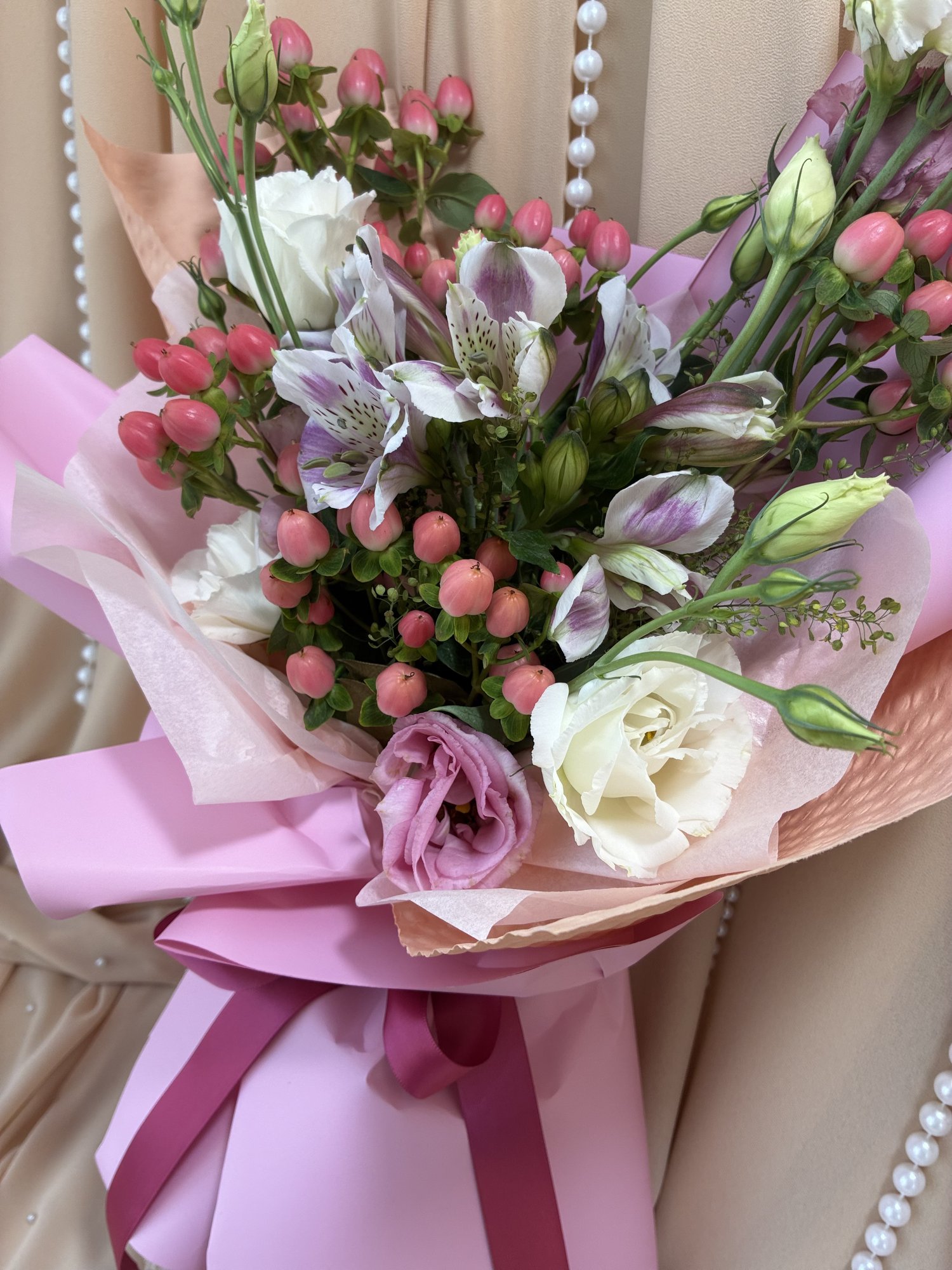 Blush Melody Couture – Buchet premium cu Alstroemeria, Eustoma și Hypericum - Imagine 3