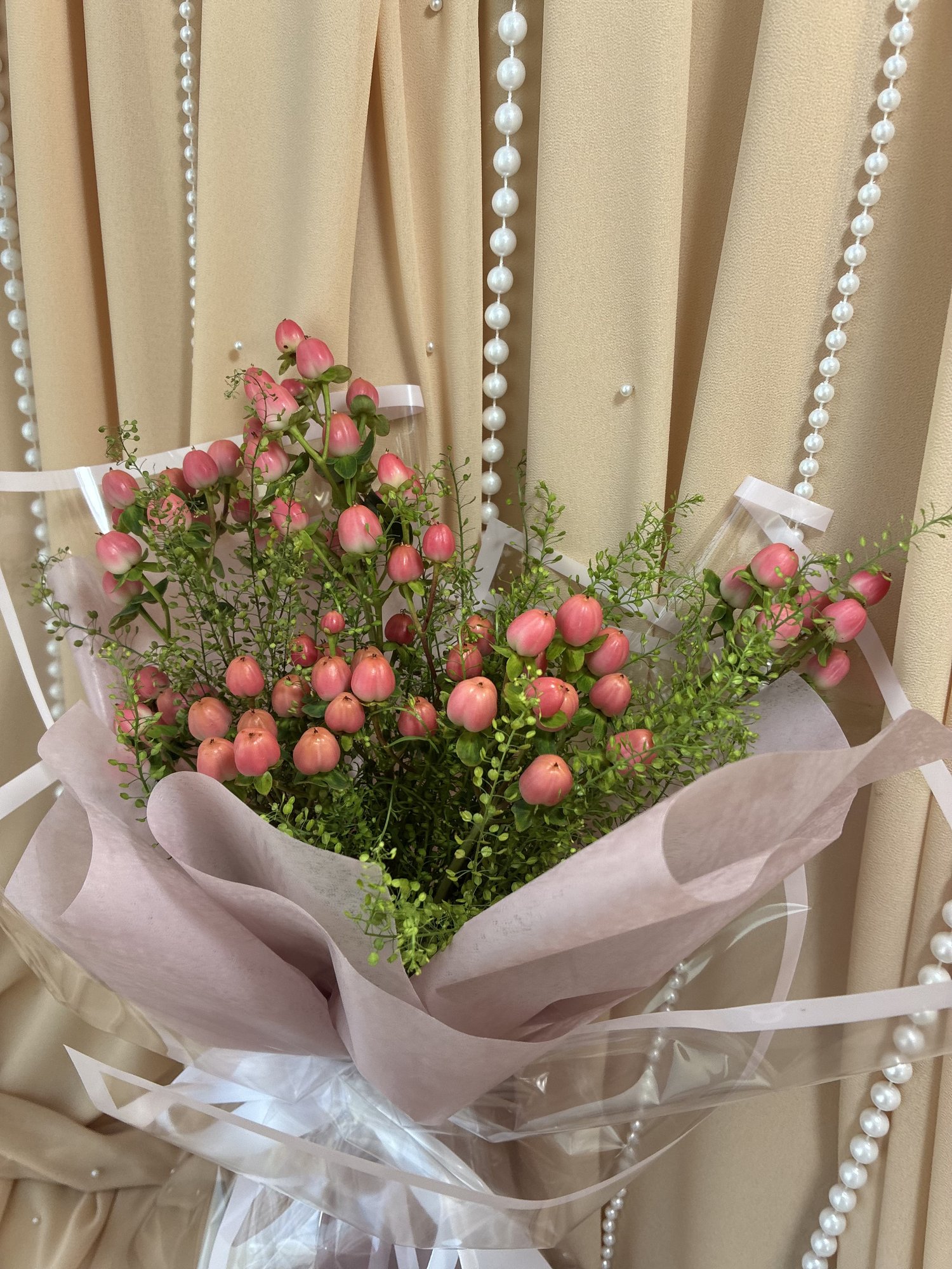 Rosé Forest Couture – Buchet premium cu Hypericum și Tillandsia