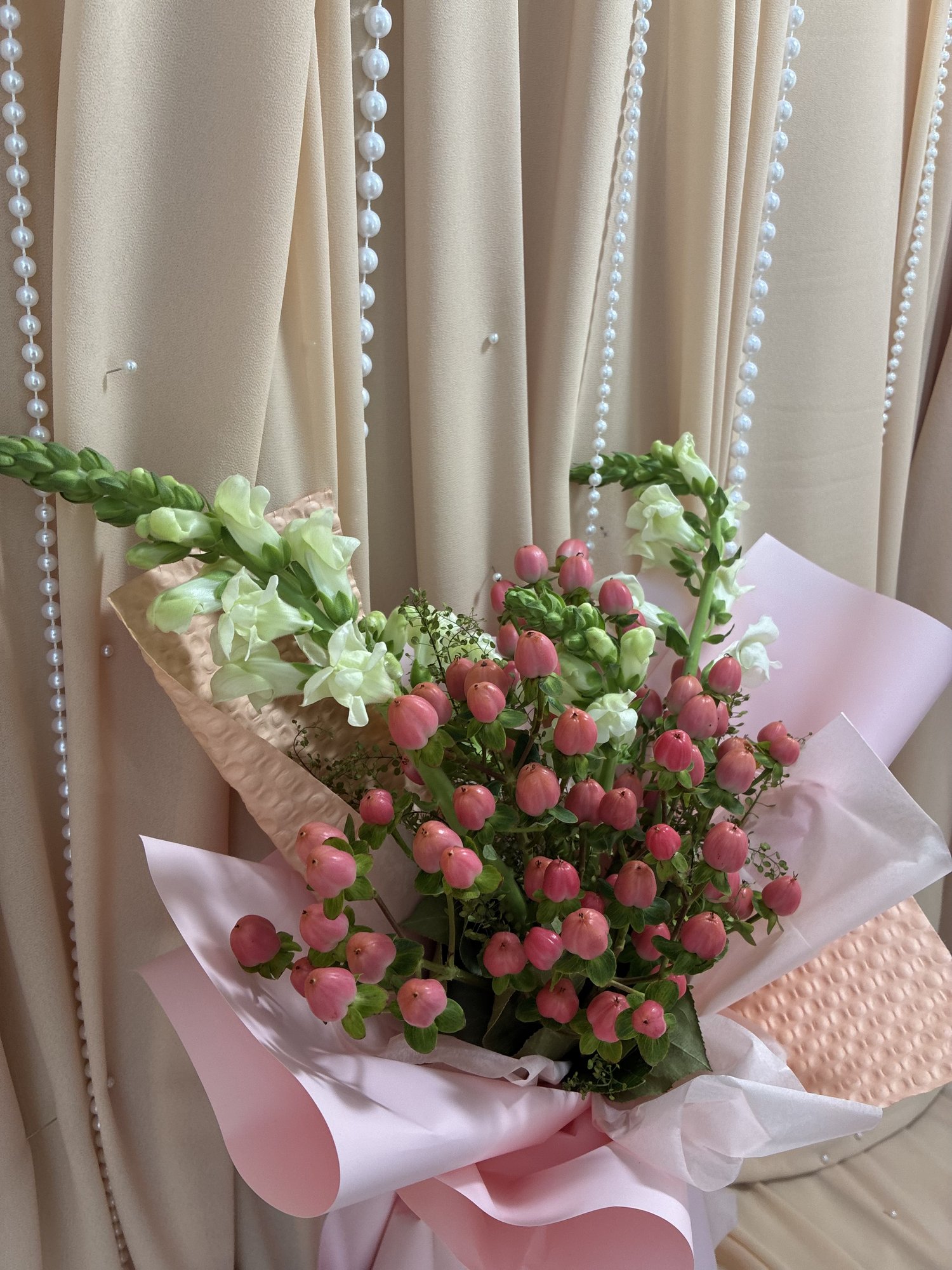 Berry Bloom Couture – Buchet premium cu Hypericum și Gura Leului - Imagine 3