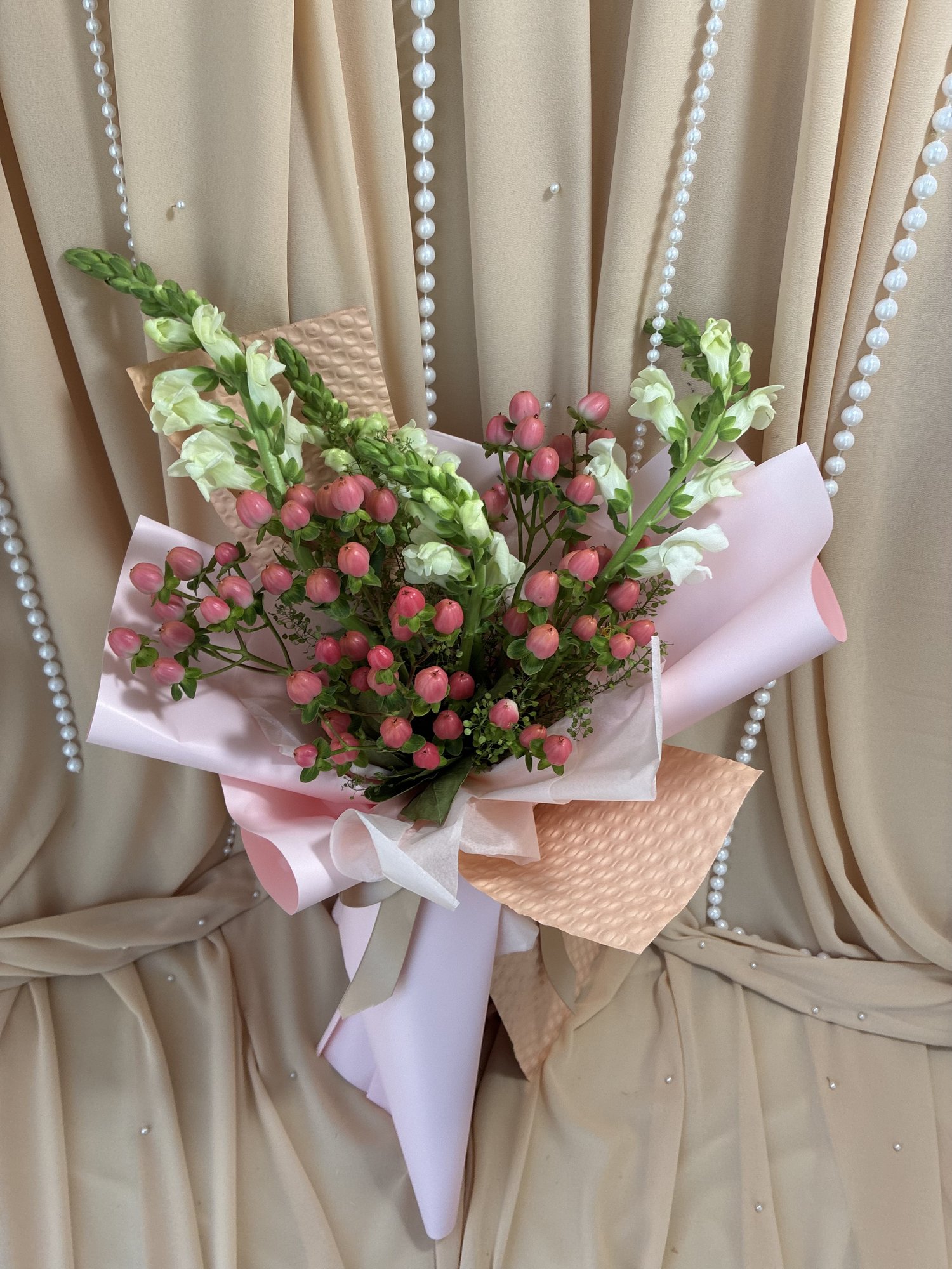Berry Bloom Couture – Buchet premium cu Hypericum și Gura Leului - Imagine 4