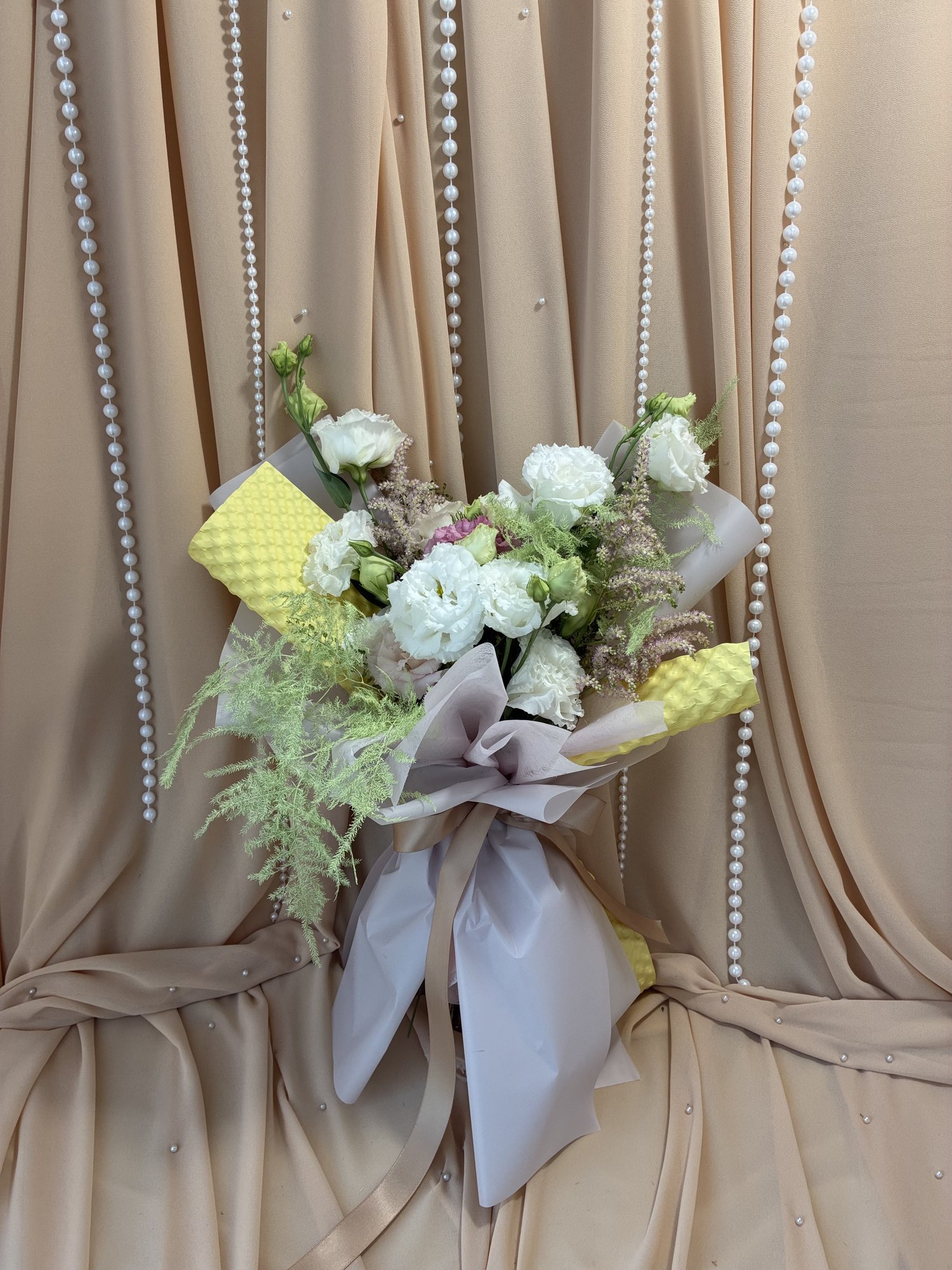 Ivory Breeze Couture – Buchet premium cu Eustoma albă, Astilbe și Asparagus