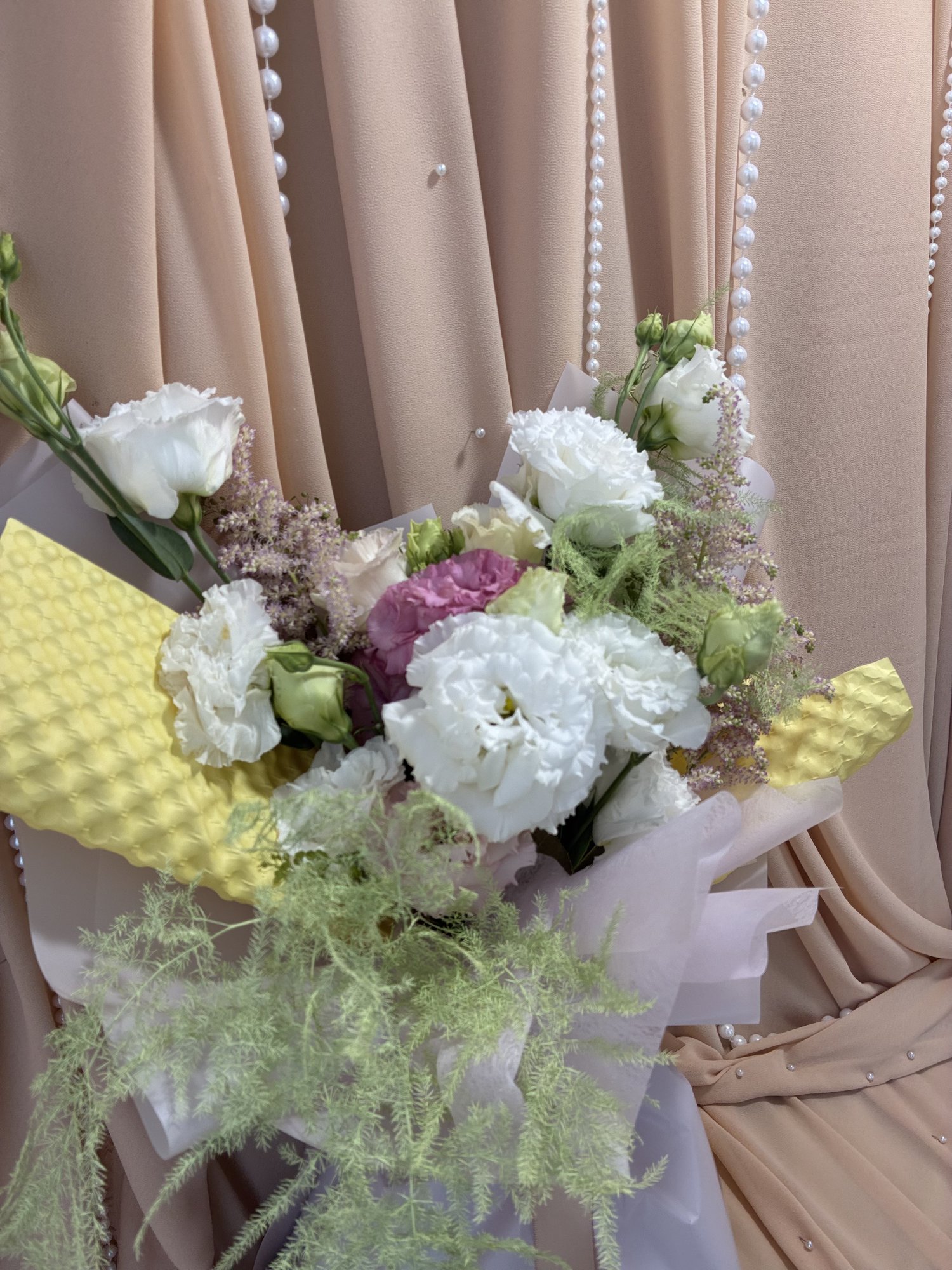 Ivory Breeze Couture – Buchet premium cu Eustoma albă, Astilbe și Asparagus - Imagine 2