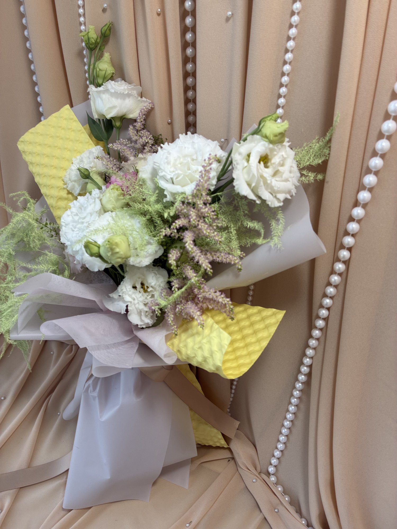 Ivory Breeze Couture – Buchet premium cu Eustoma albă, Astilbe și Asparagus - Imagine 3