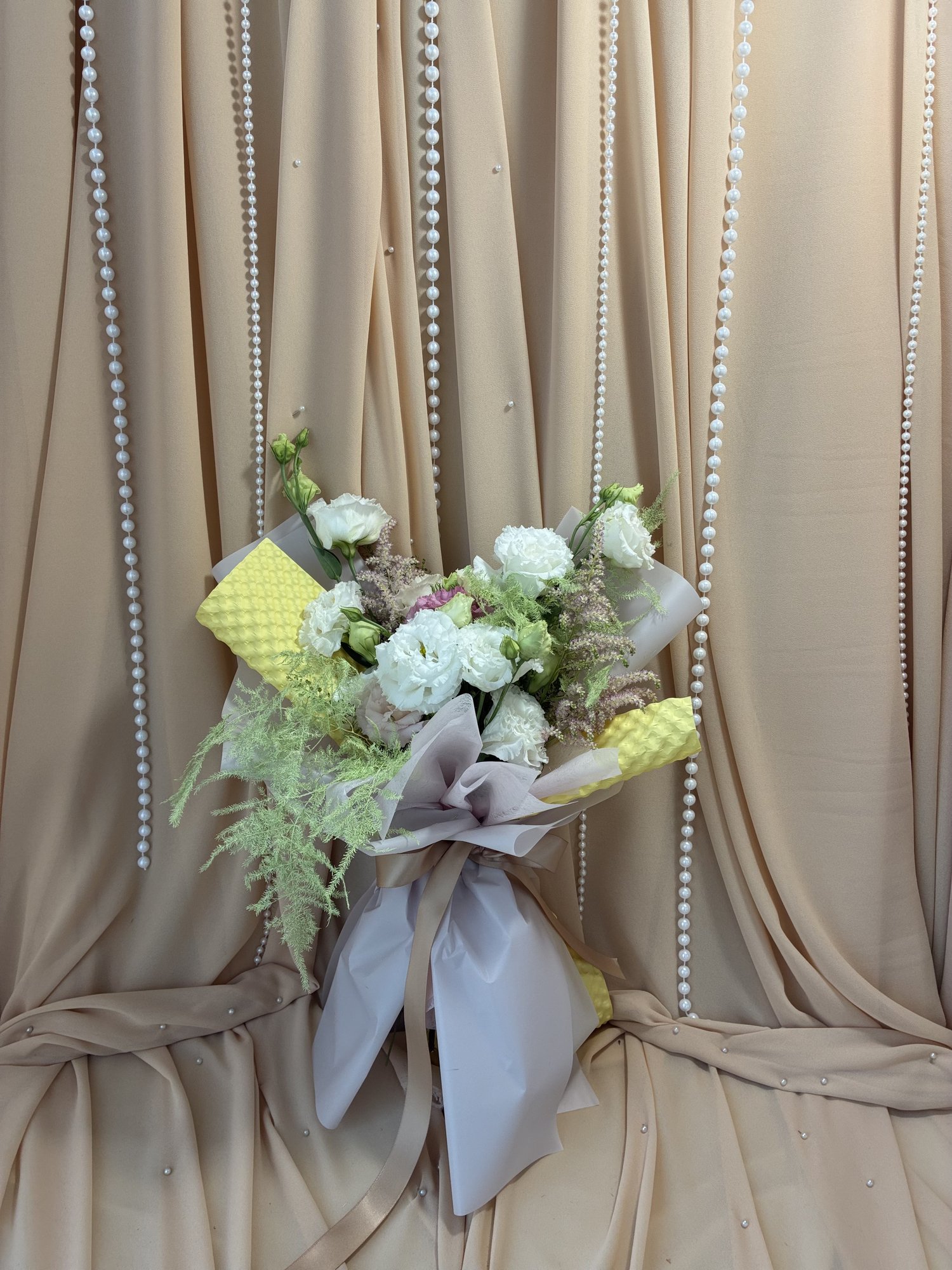 Ivory Breeze Couture – Buchet premium cu Eustoma albă, Astilbe și Asparagus - Imagine 4