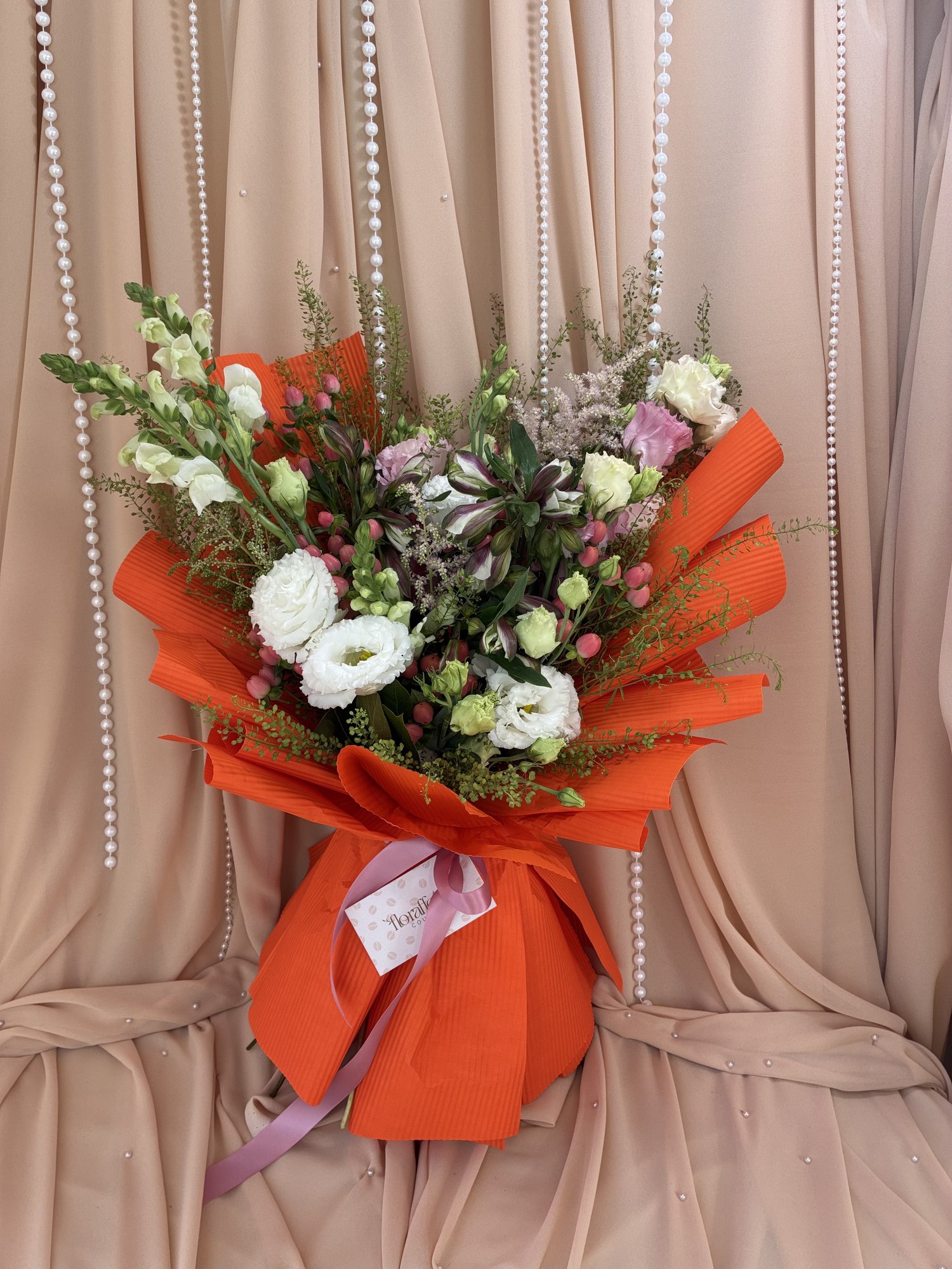 Coral Symphony Couture – Buchet premium cu Gura Leului, Eustoma și Alstroemeria