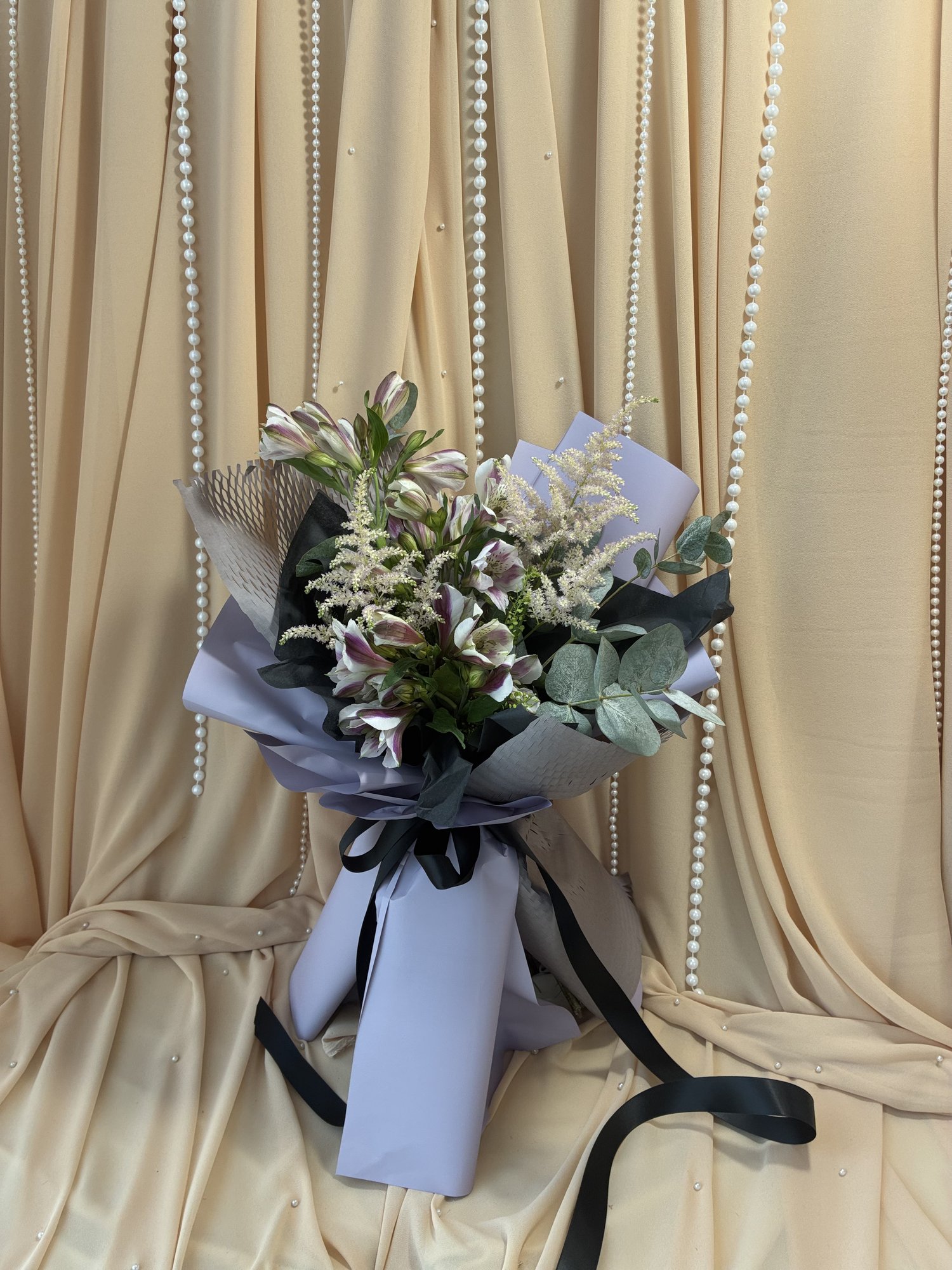 Midnight Lavender Couture – Buchet premium cu Alstroemeria, Astilbe și Eucalipt