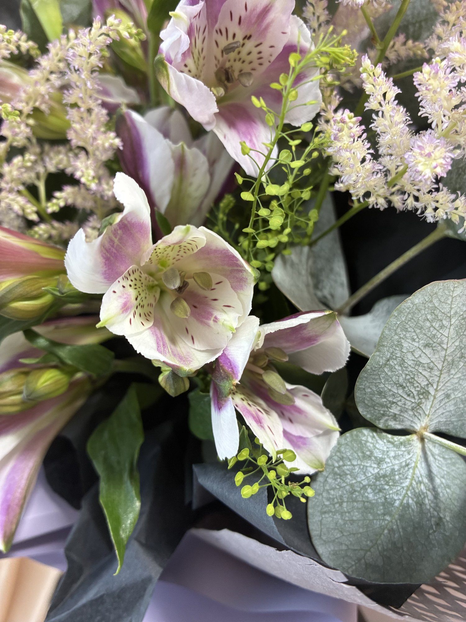 Midnight Lavender Couture – Buchet premium cu Alstroemeria, Astilbe și Eucalipt - Imagine 2