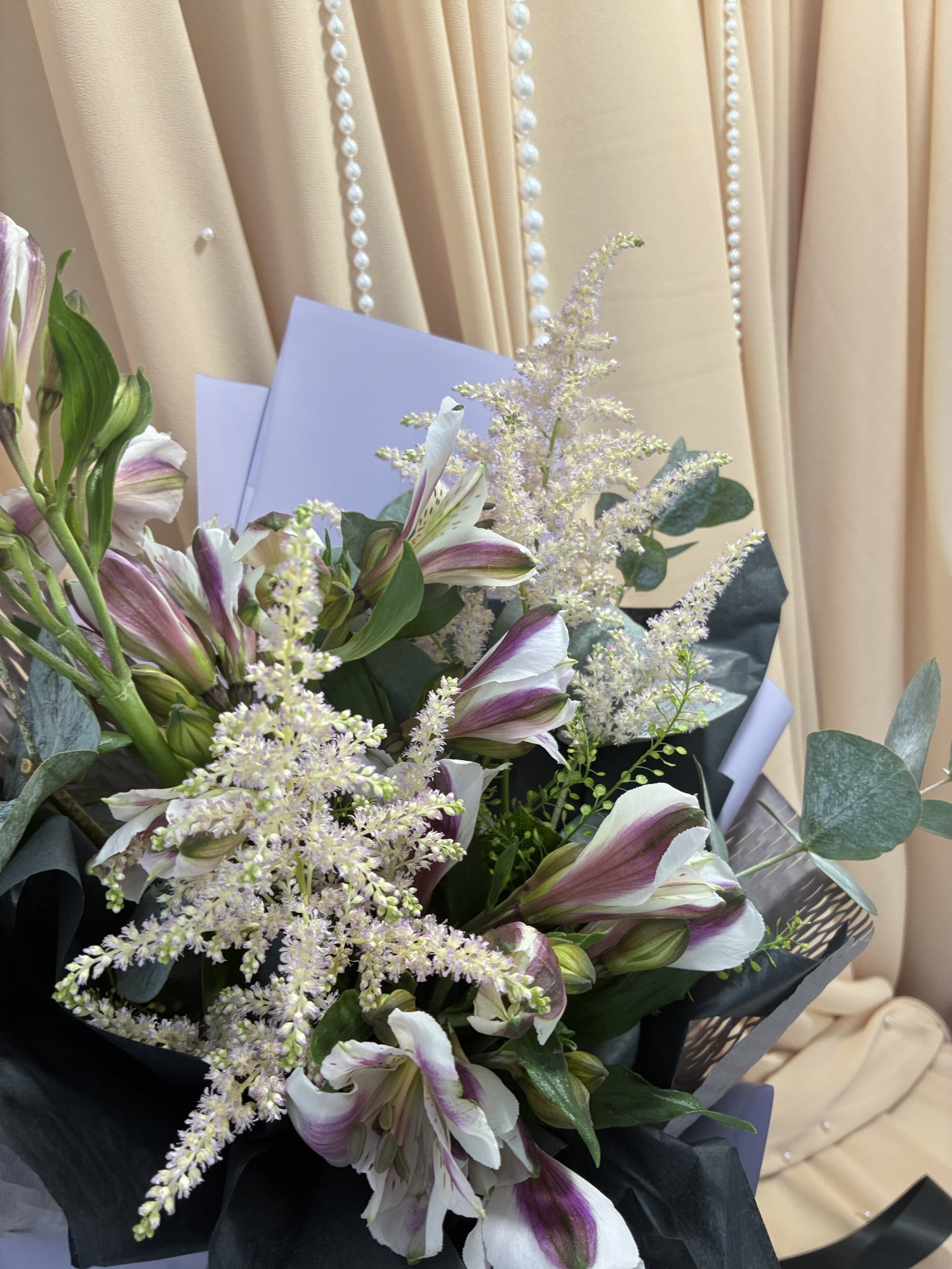 Midnight Lavender Couture – Buchet premium cu Alstroemeria, Astilbe și Eucalipt - Imagine 3