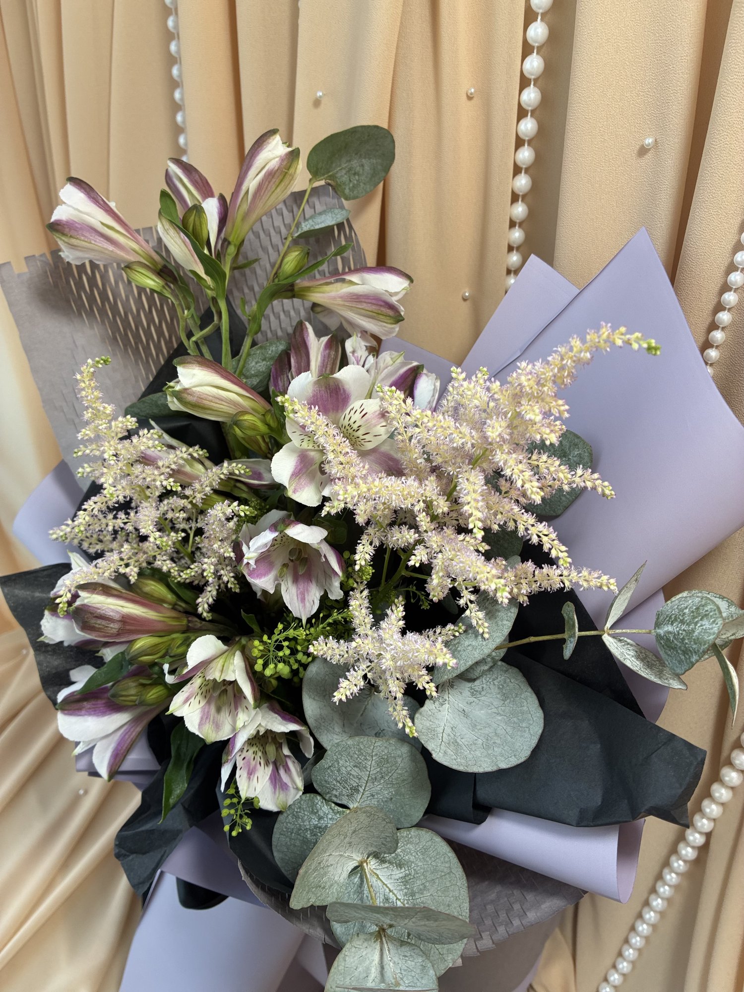Midnight Lavender Couture – Buchet premium cu Alstroemeria, Astilbe și Eucalipt - Imagine 4