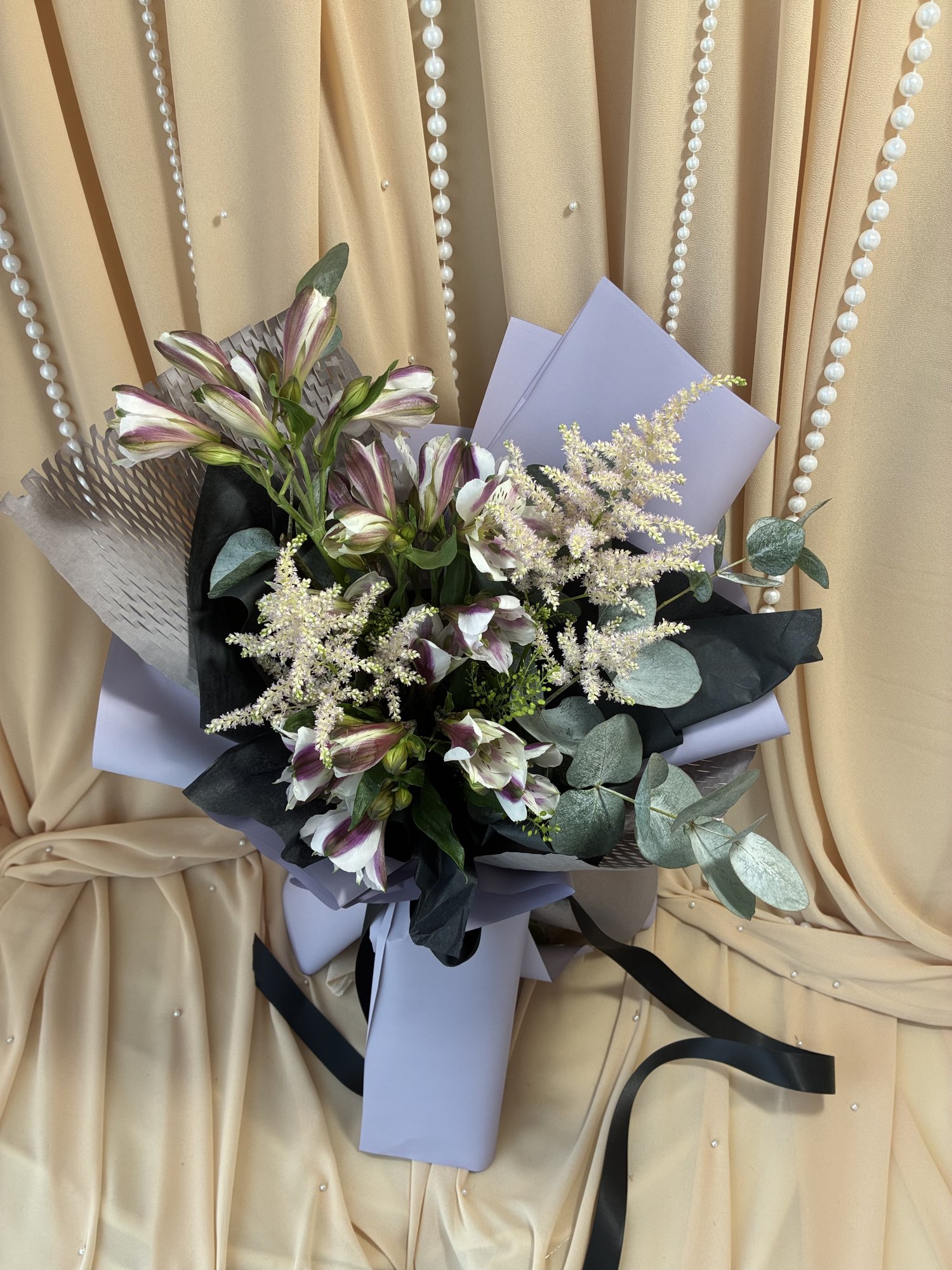 Midnight Lavender Couture – Buchet premium cu Alstroemeria, Astilbe și Eucalipt - Imagine 5