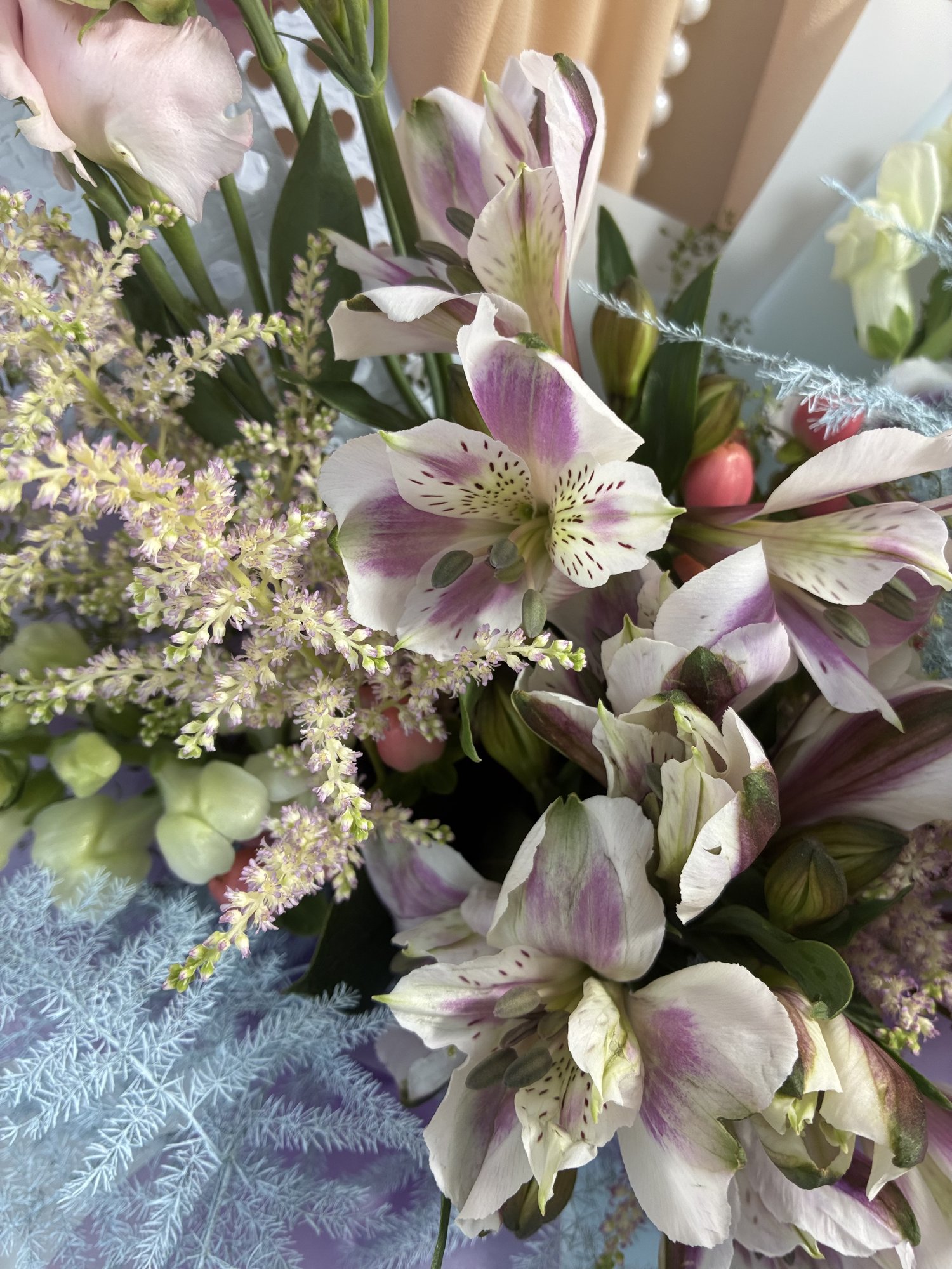 Celestial Bloom Couture – Buchet premium cu Alstroemeria, Gura Leului și Astilbe - Imagine 3