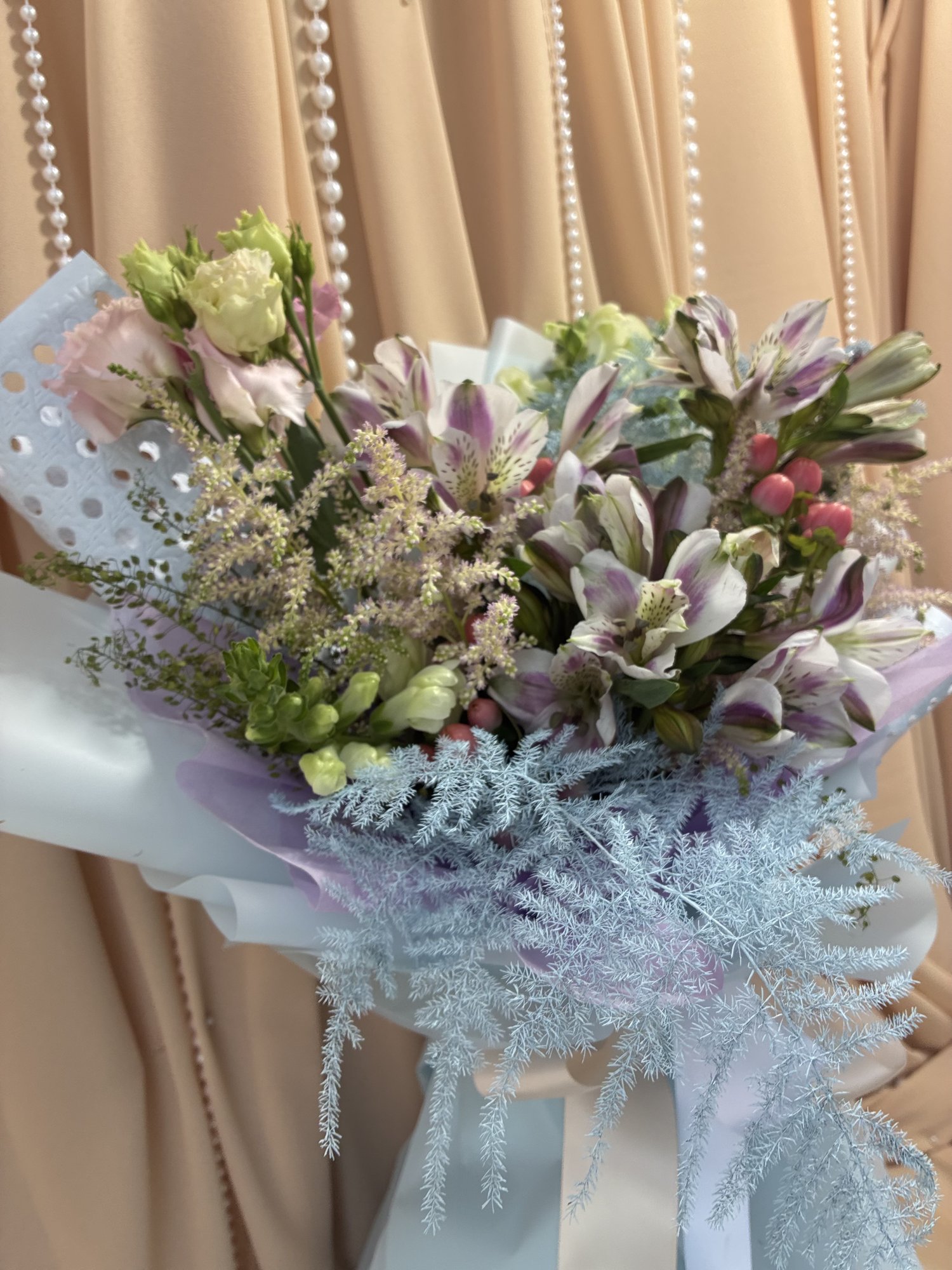 Celestial Bloom Couture – Buchet premium cu Alstroemeria, Gura Leului și Astilbe - Imagine 4