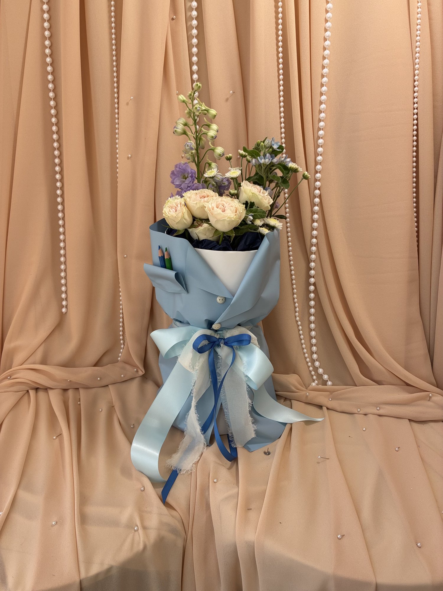 First Day in Blue – Buchet Back to School cu Mineroză, Delphinium și Oxypetalum