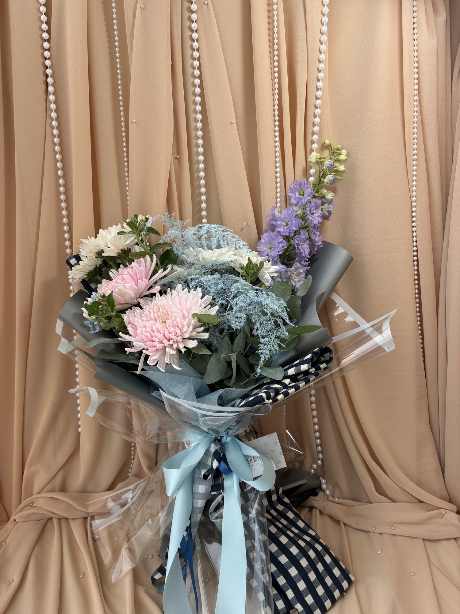 First Chapter – Buchet cu crizanteme roz, Delphinium și Oxypetalum