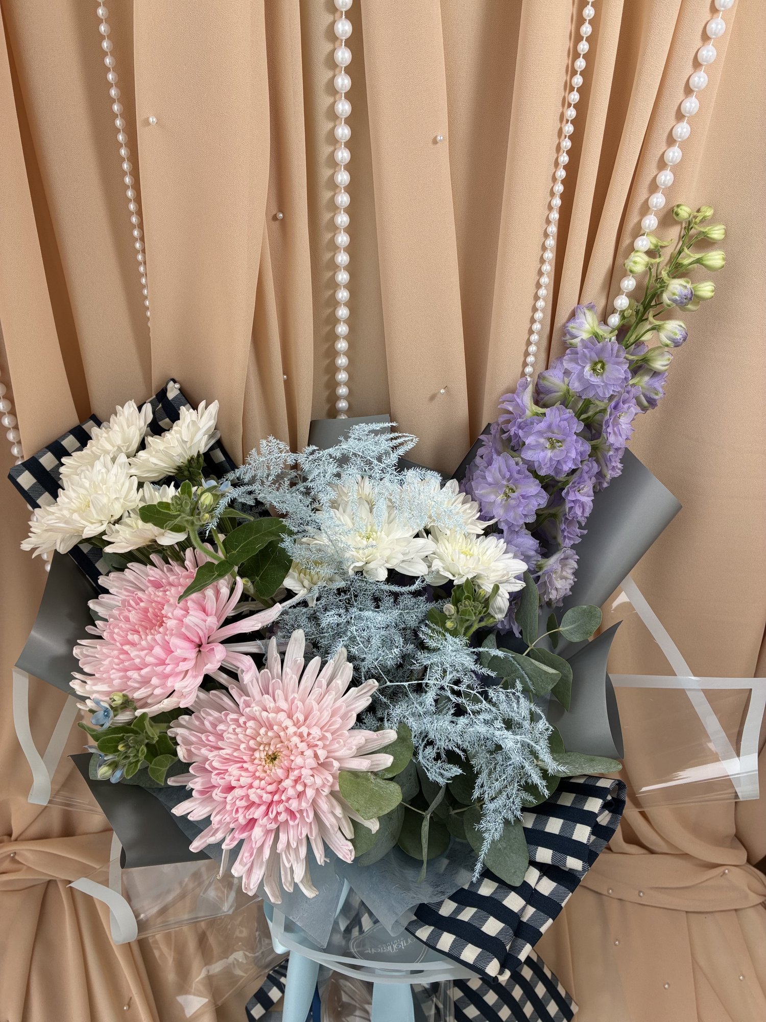 First Chapter – Buchet cu crizanteme roz, Delphinium și Oxypetalum - Imagine 2