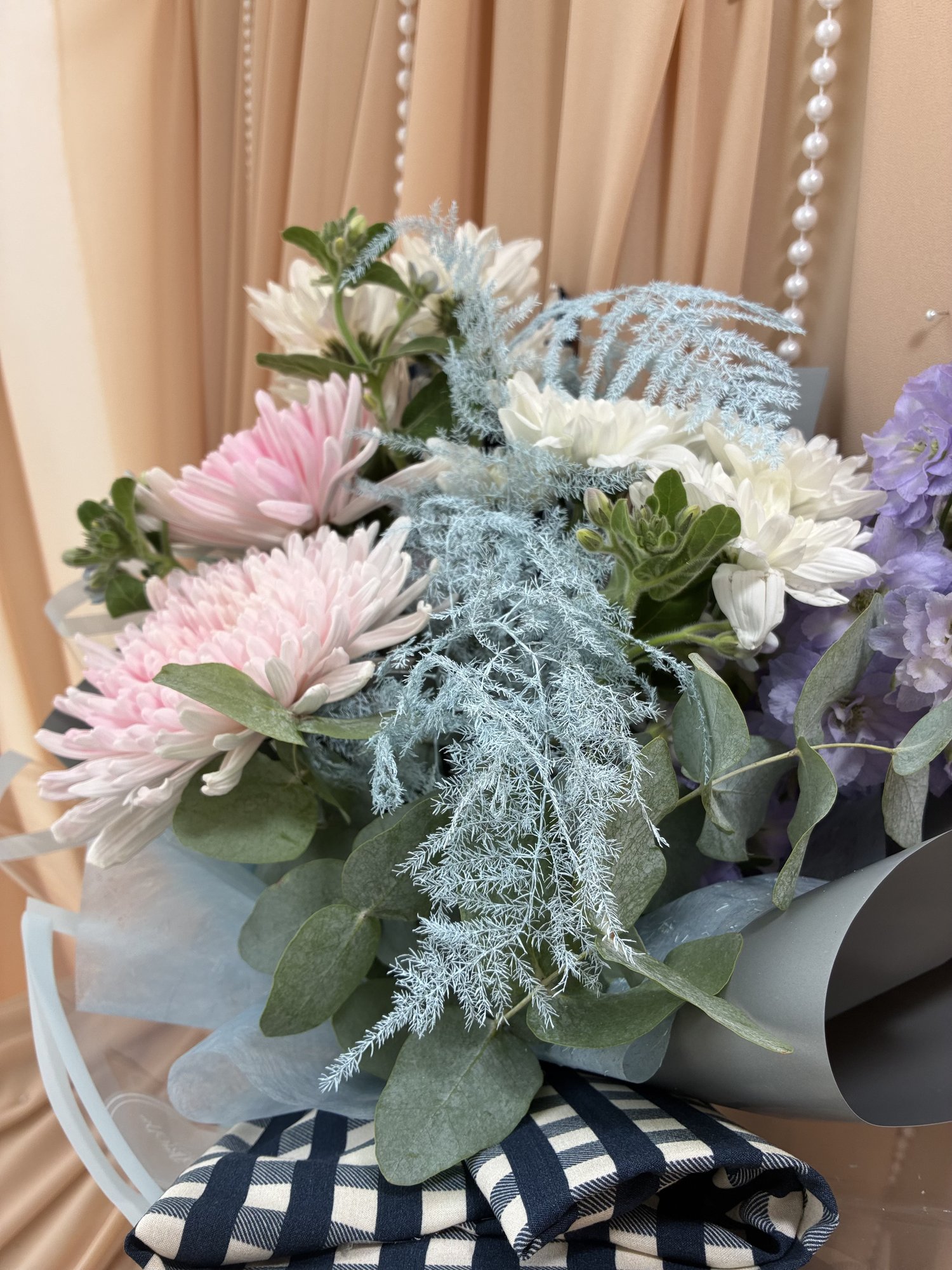 First Chapter – Buchet cu crizanteme roz, Delphinium și Oxypetalum - Imagine 3