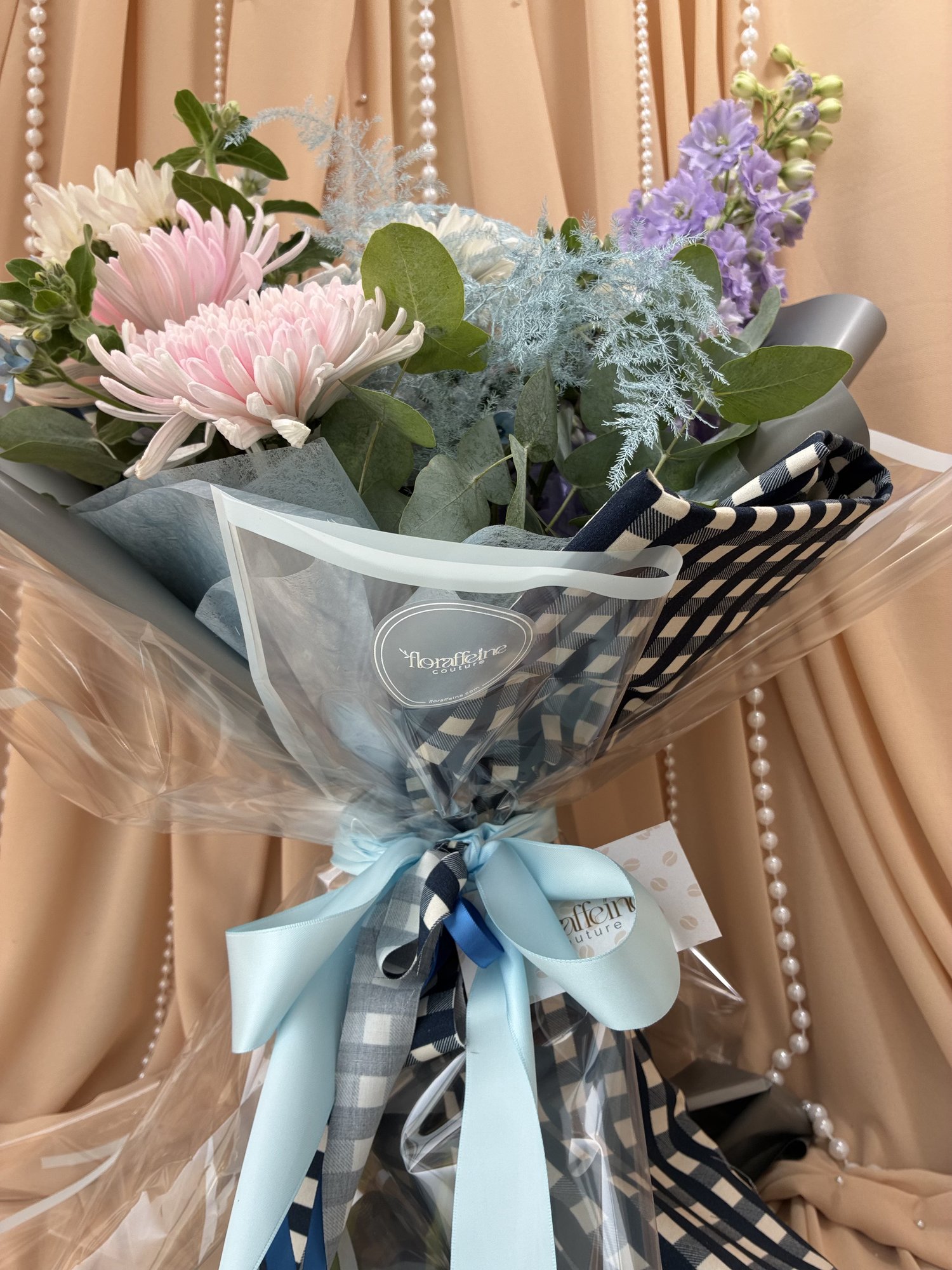 First Chapter – Buchet cu crizanteme roz, Delphinium și Oxypetalum - Imagine 4