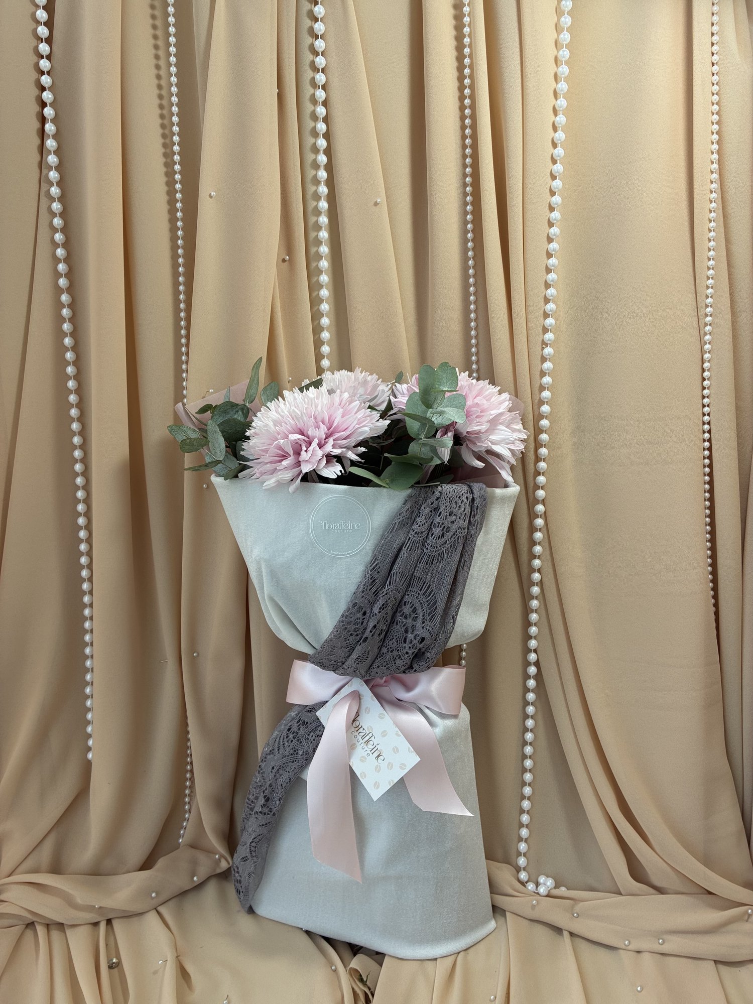 Blush & Lace – Buchet cu crizanteme roz și eucalipt