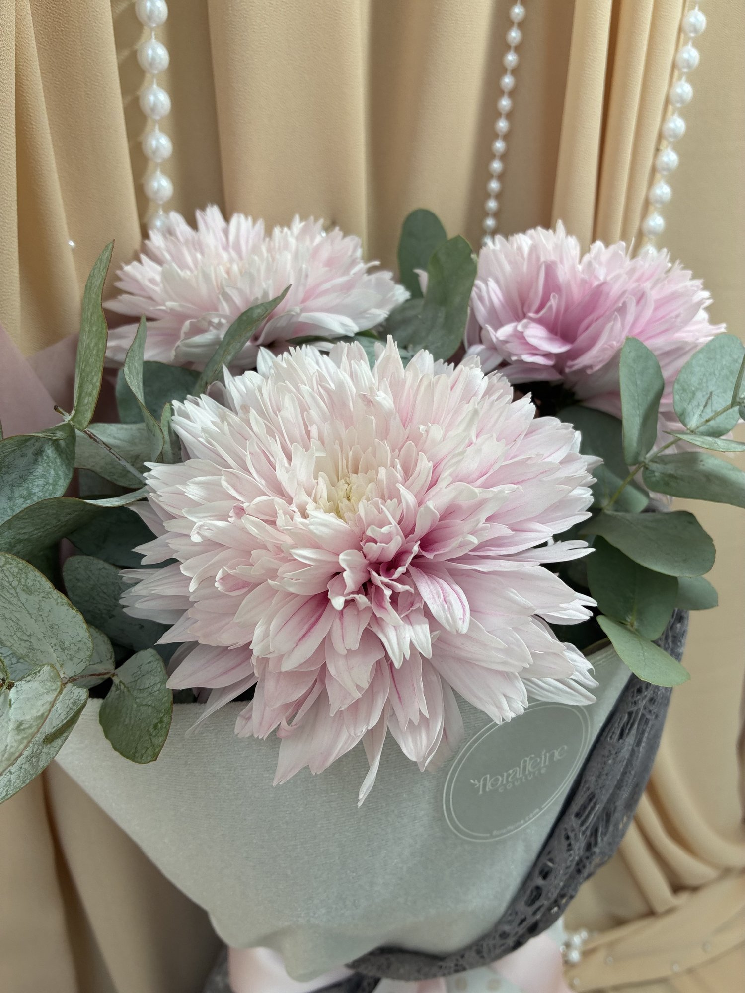 Blush & Lace – Buchet cu crizanteme roz și eucalipt - Imagine 2