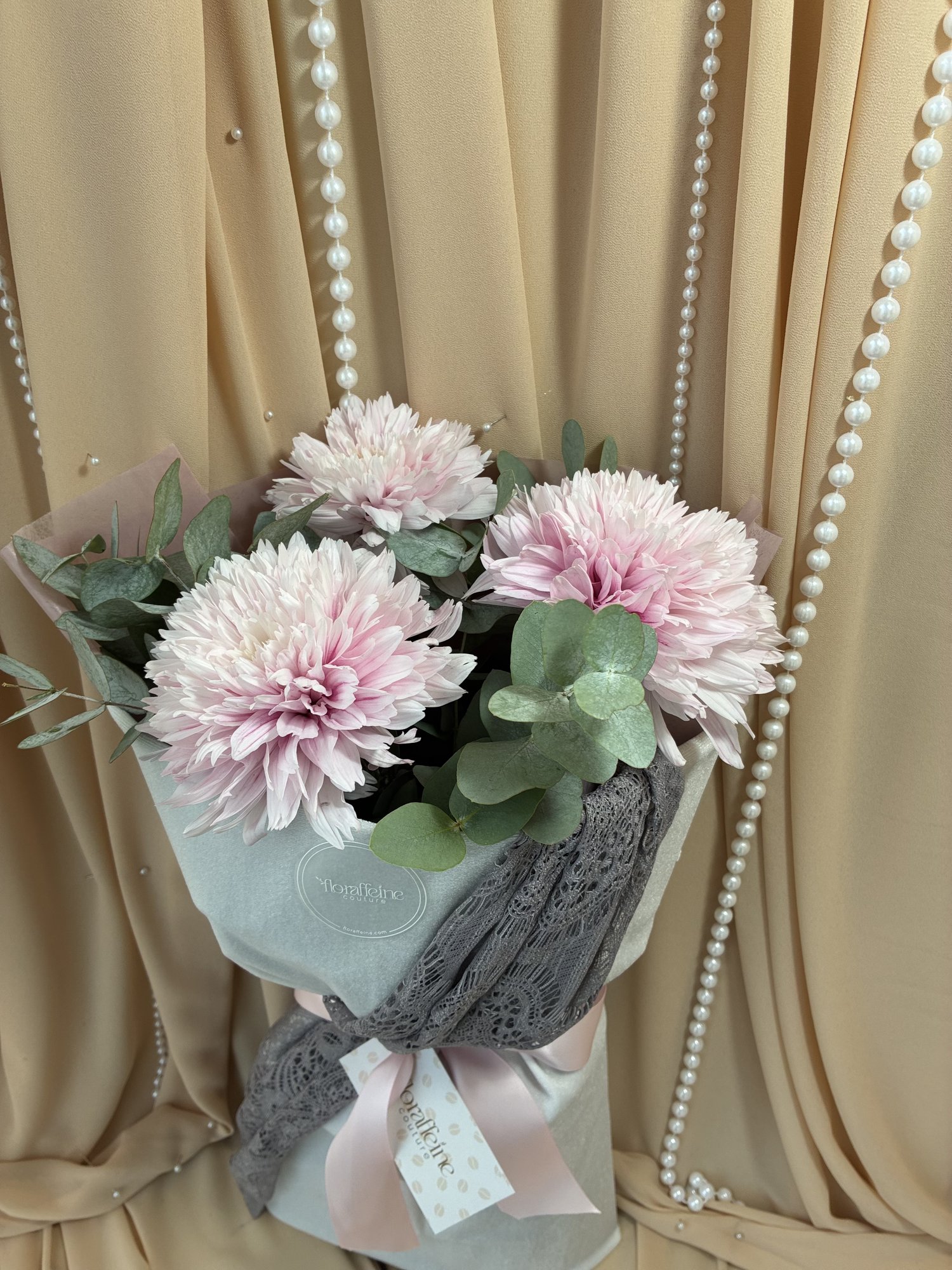 Blush & Lace – Buchet cu crizanteme roz și eucalipt - Imagine 3