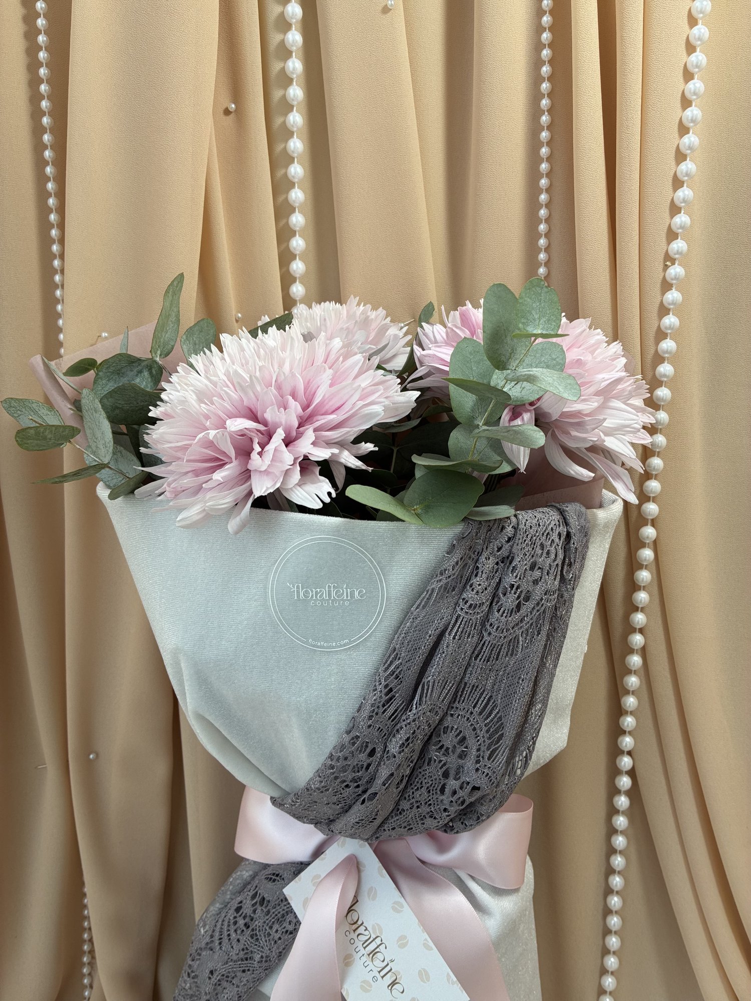 Blush & Lace – Buchet cu crizanteme roz și eucalipt - Imagine 4