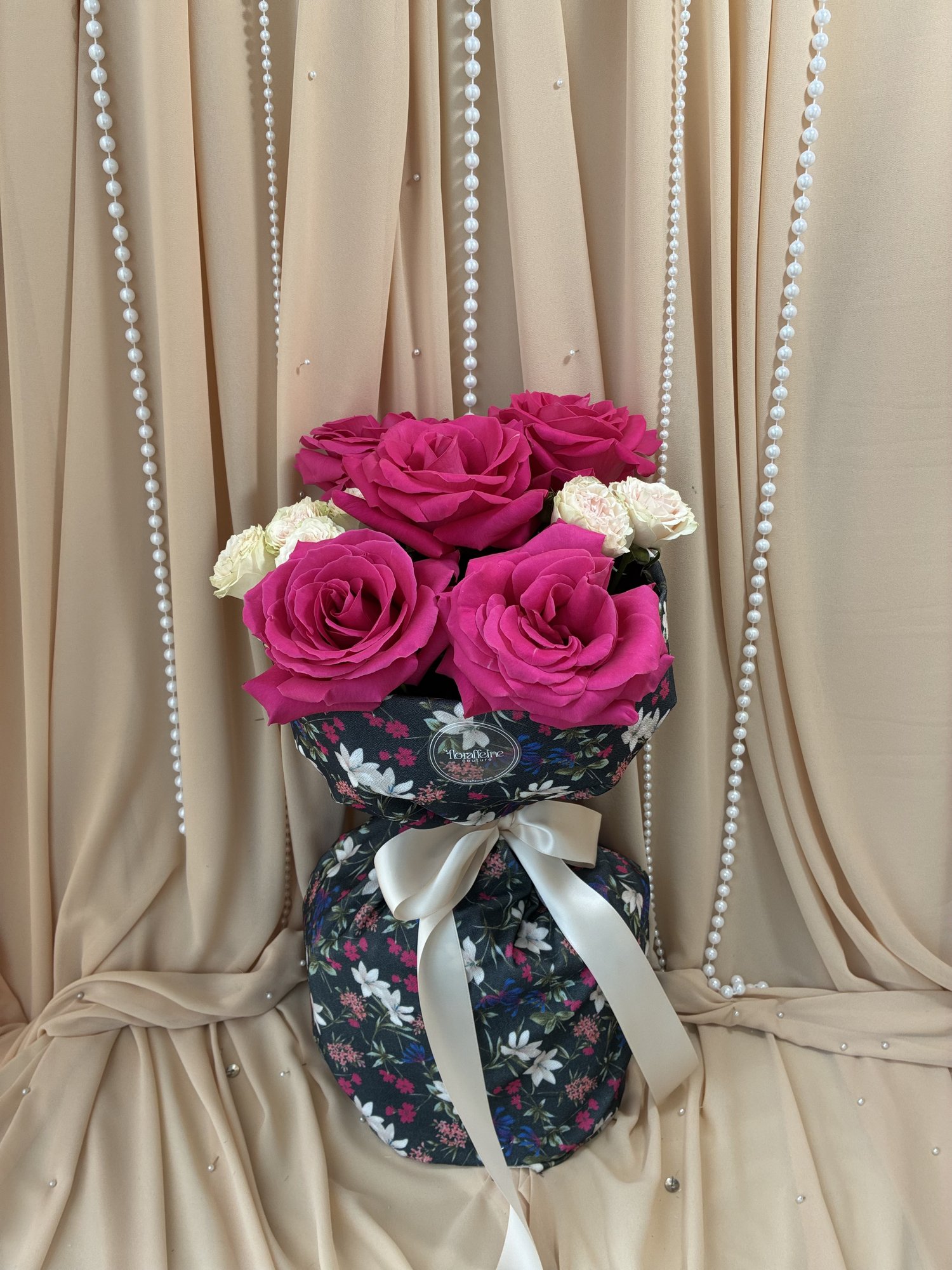 Midnight Bloom – Buchet cu trandafiri fuchsia și miniroze albe