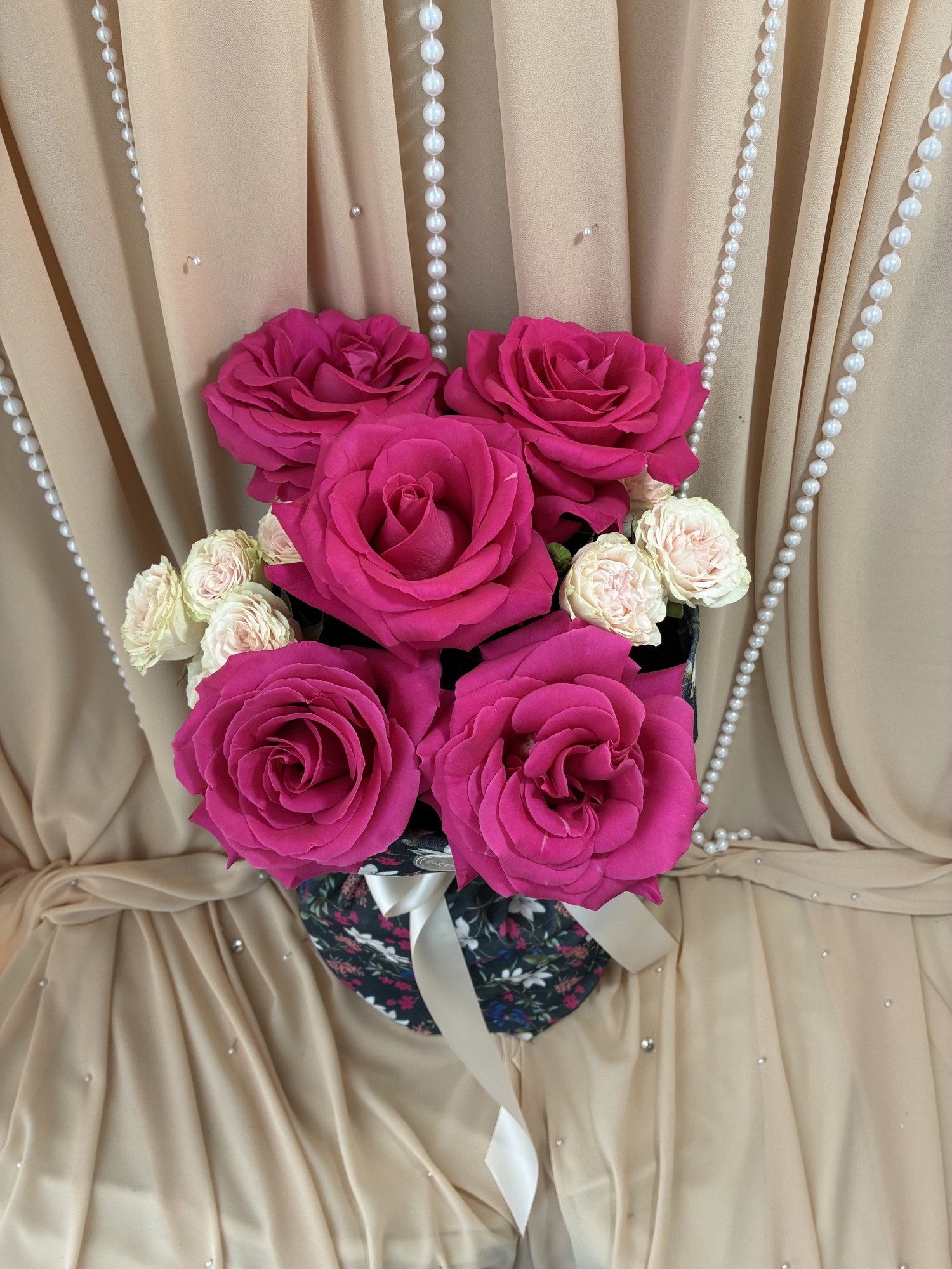 Midnight Bloom – Buchet cu trandafiri fuchsia și miniroze albe - Imagine 2
