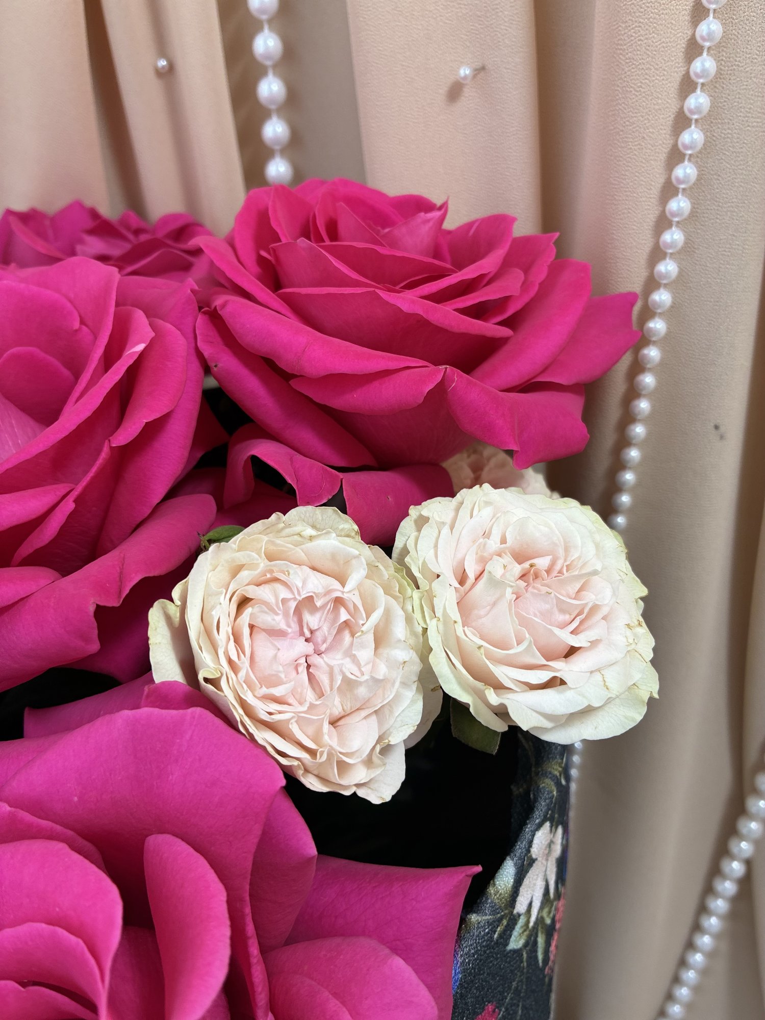 Midnight Bloom – Buchet cu trandafiri fuchsia și miniroze albe - Imagine 3