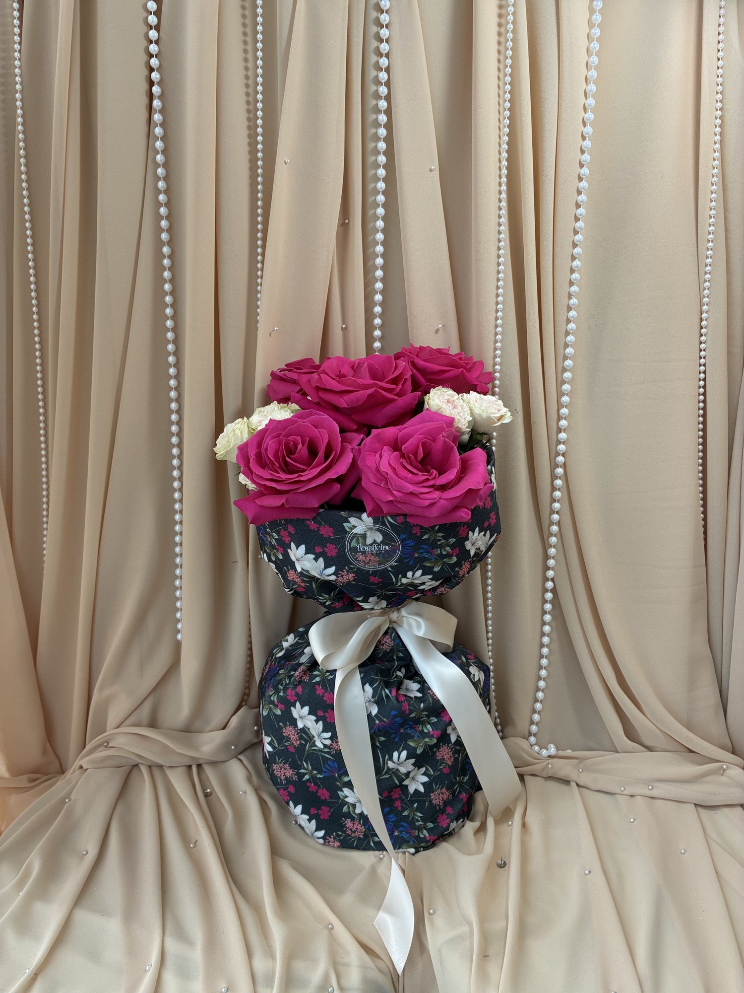 Midnight Bloom – Buchet cu trandafiri fuchsia și miniroze albe - Imagine 4